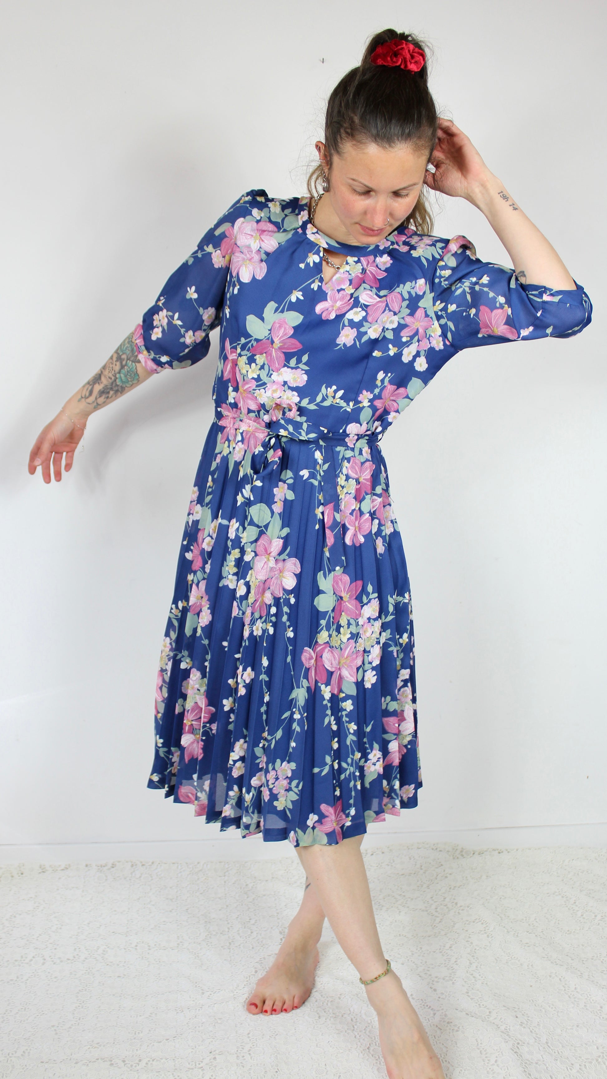 Robe vintage années 80 bleue à fleurs rose manches 3/4 la friperie vintage 25