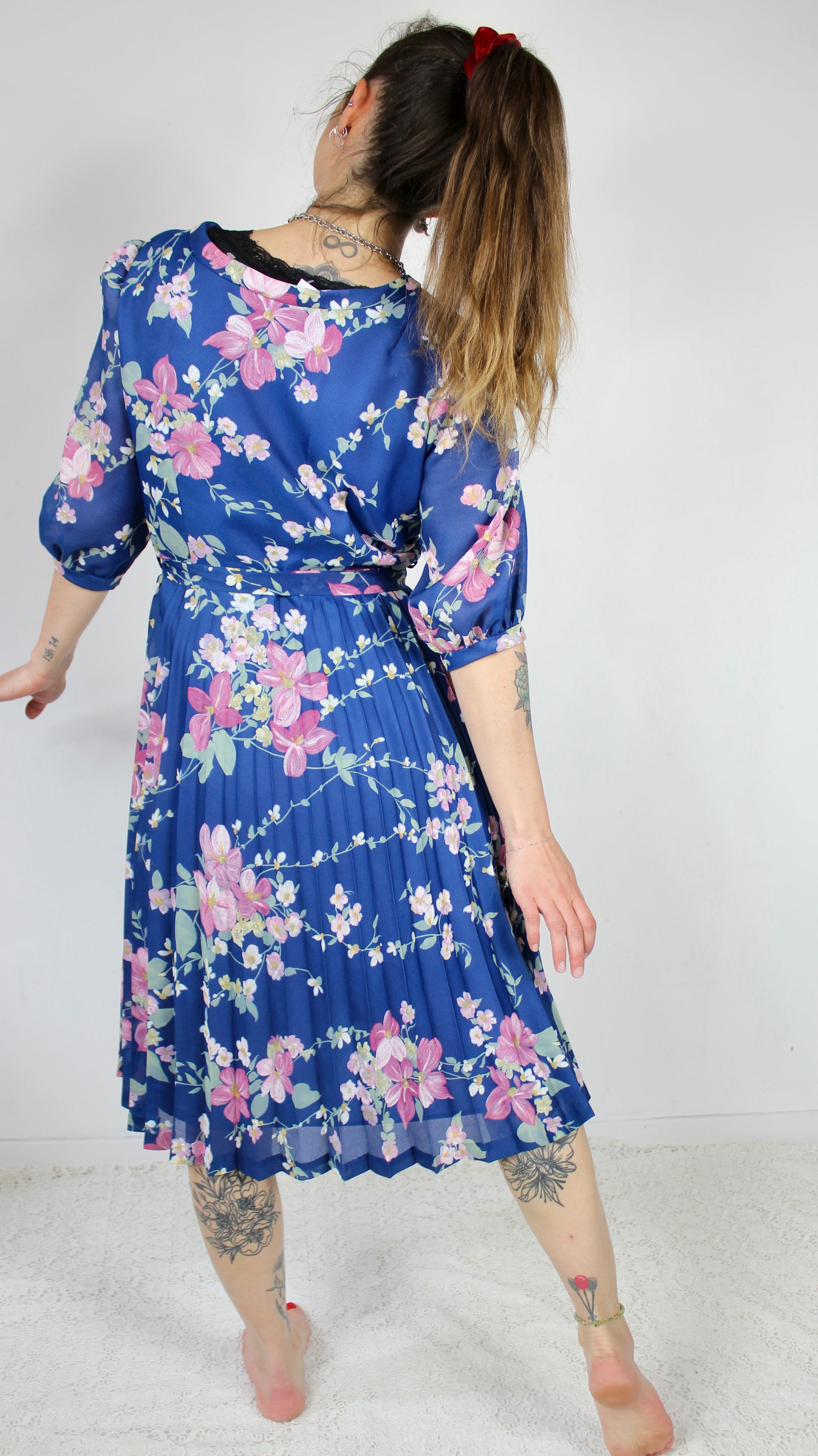 Robe vintage années 80 bleue à fleurs rose manches 3/4 la friperie vintage 25