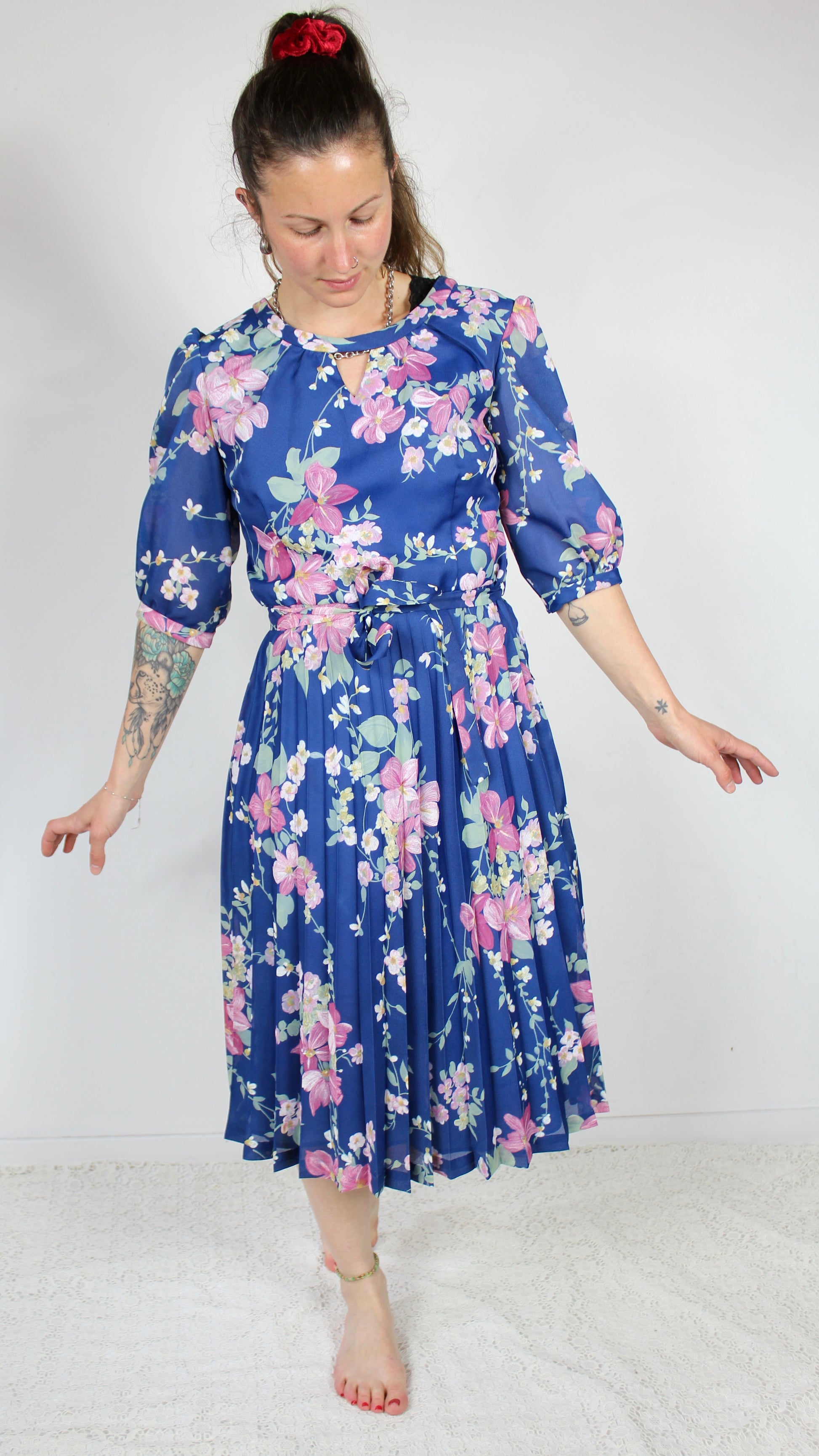 Robe vintage années 80 bleue à fleurs rose manches 3/4 la friperie vintage 25