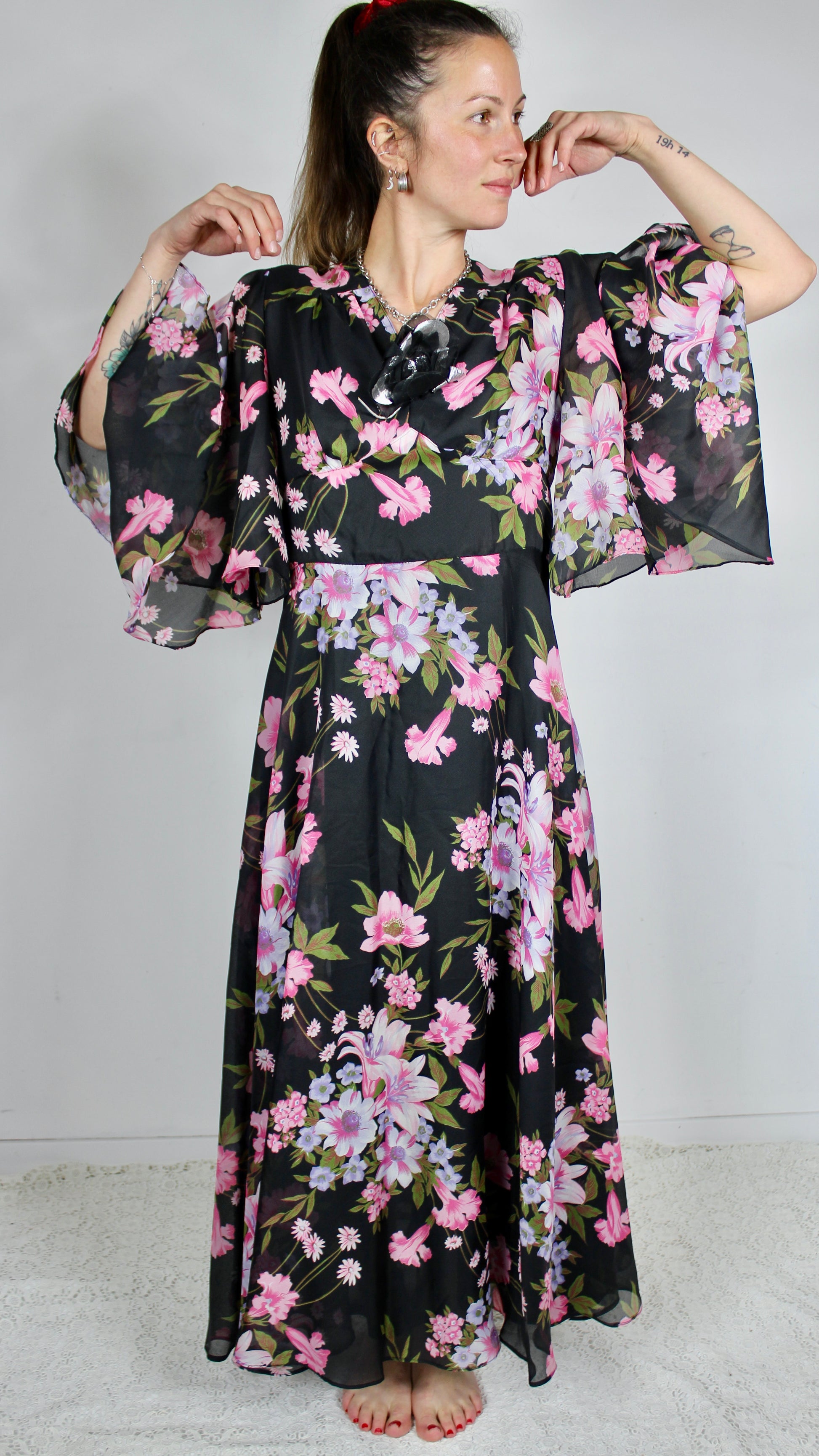 Robe longue vintage bohème ample noire à fleurs rose la friperie vintage 25