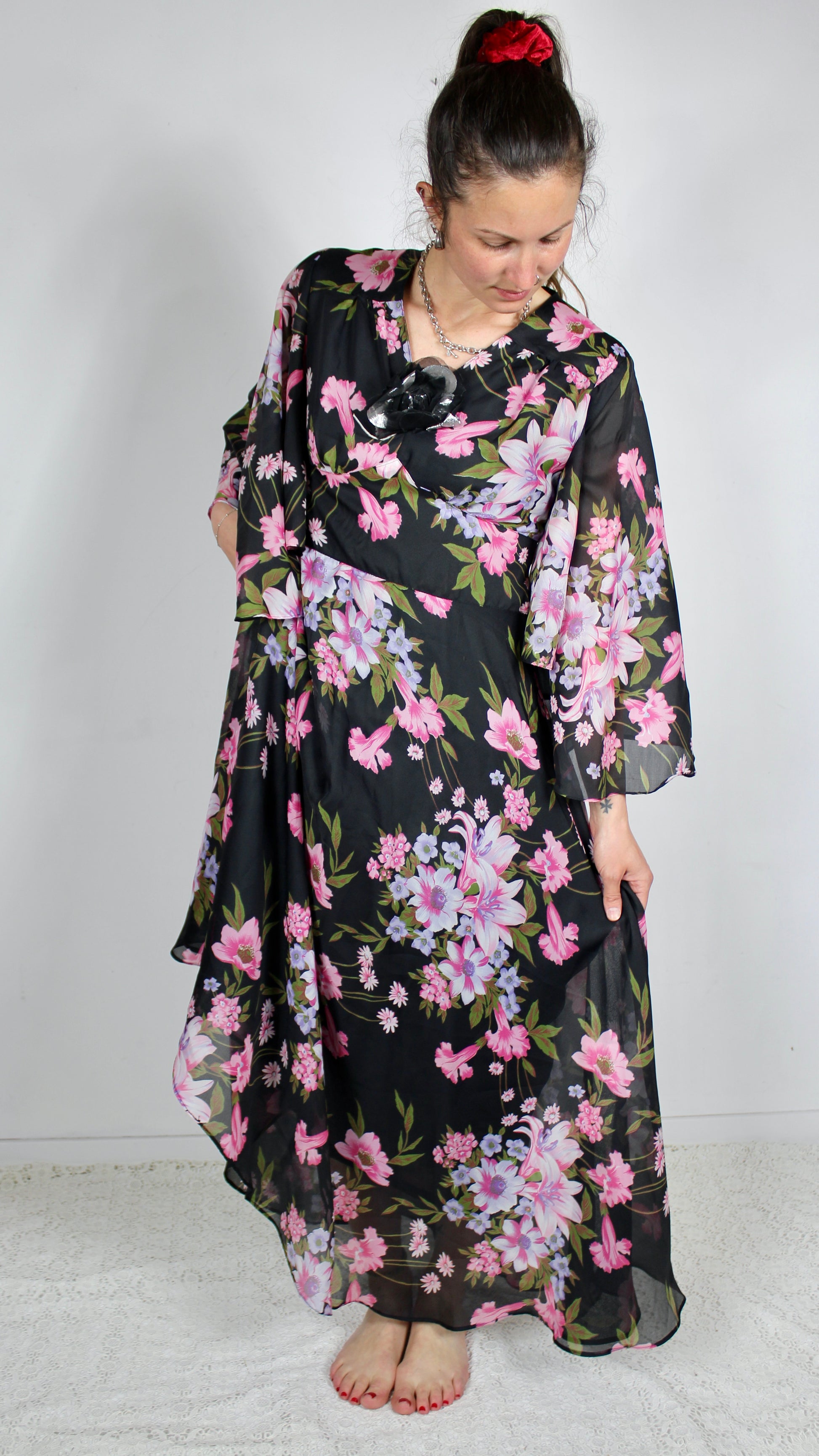 Robe longue vintage bohème ample noire à fleurs rose la friperie vintage 25