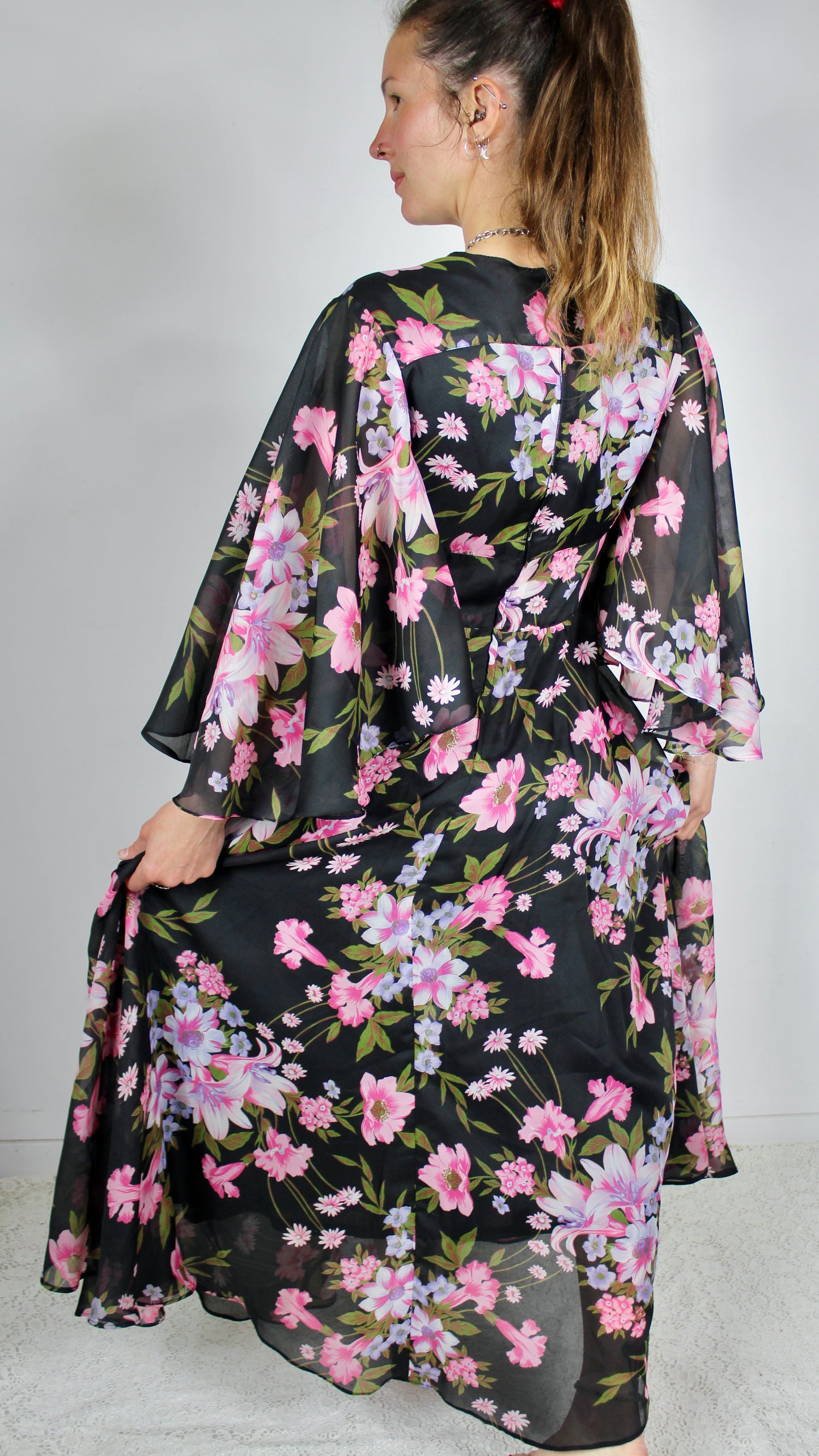 Robe longue vintage bohème ample noire à fleurs rose la friperie vintage 25