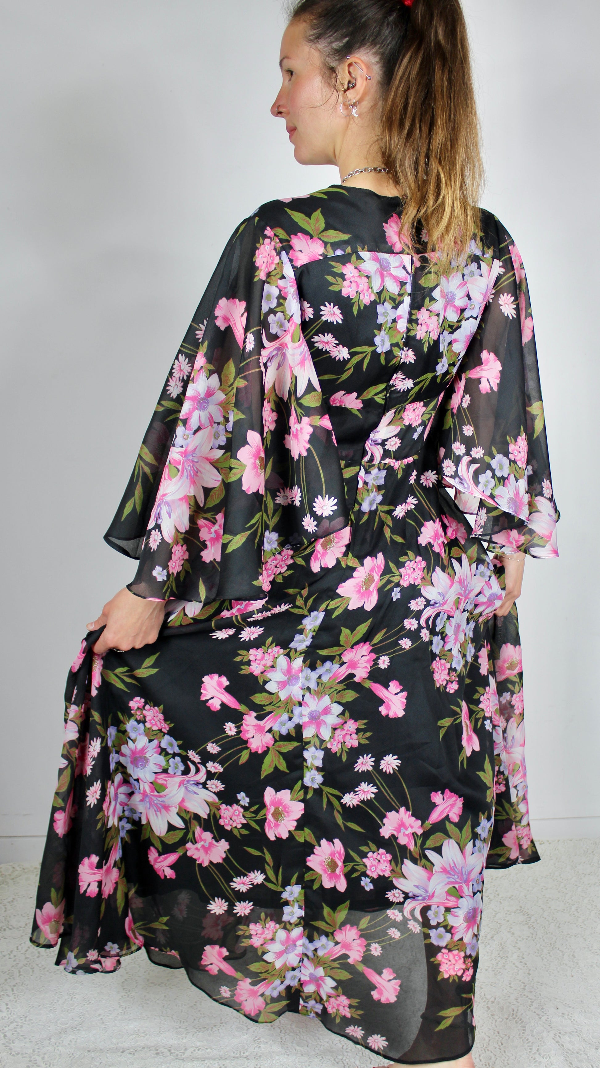 Robe longue vintage bohème ample noire à fleurs rose la friperie vintage 25