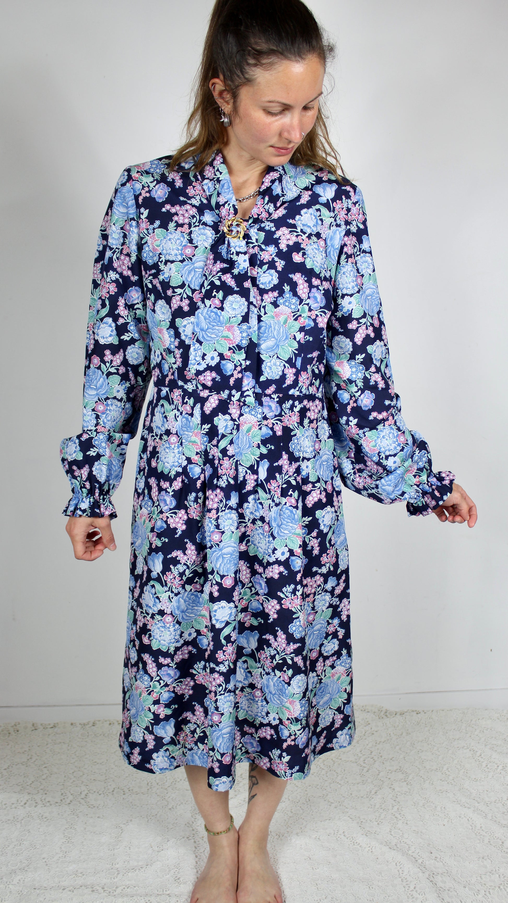 Robe vintage manches longues bleu marine motifs fleuris la friperie vintage 25