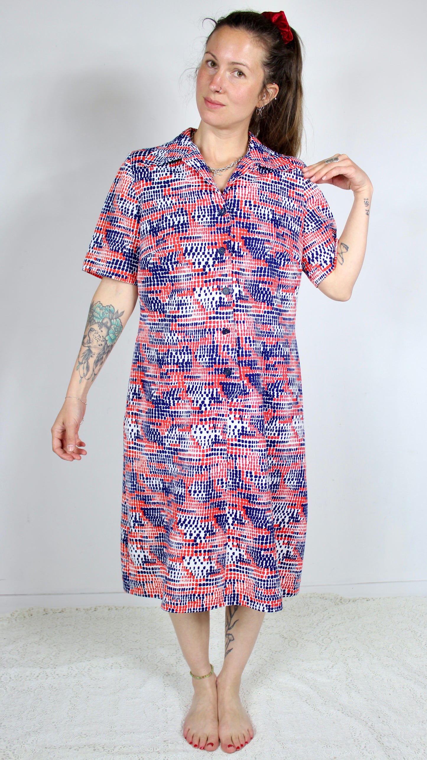 Robe mi longue vintage années 80 motifs rouge bleu manches courtes la friperie vintage 25