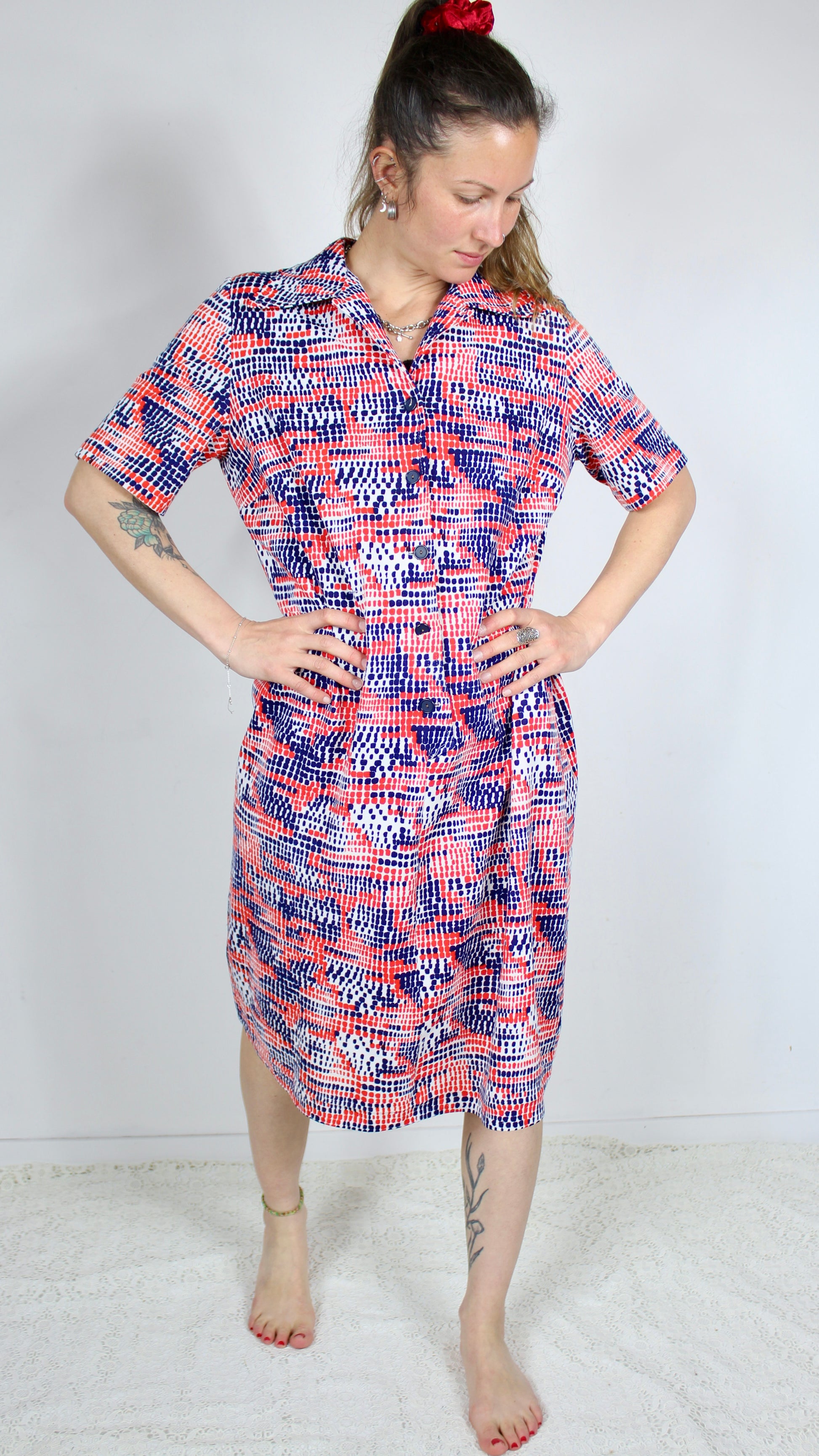 Robe mi longue vintage années 80 motifs rouge bleu manches courtes la friperie vintage 25