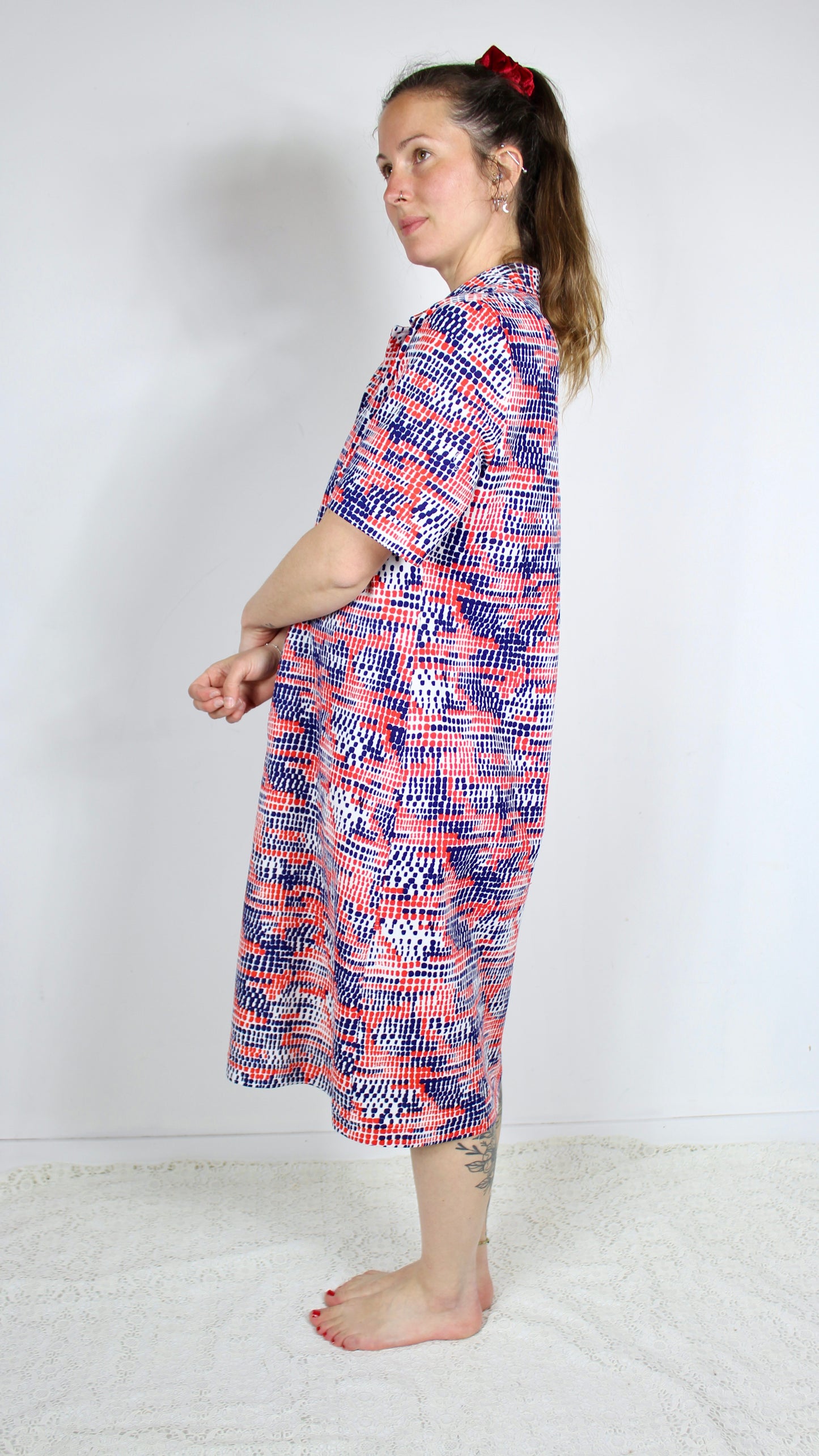 Robe mi longue vintage années 80 motifs rouge bleu manches courtes la friperie vintage 25