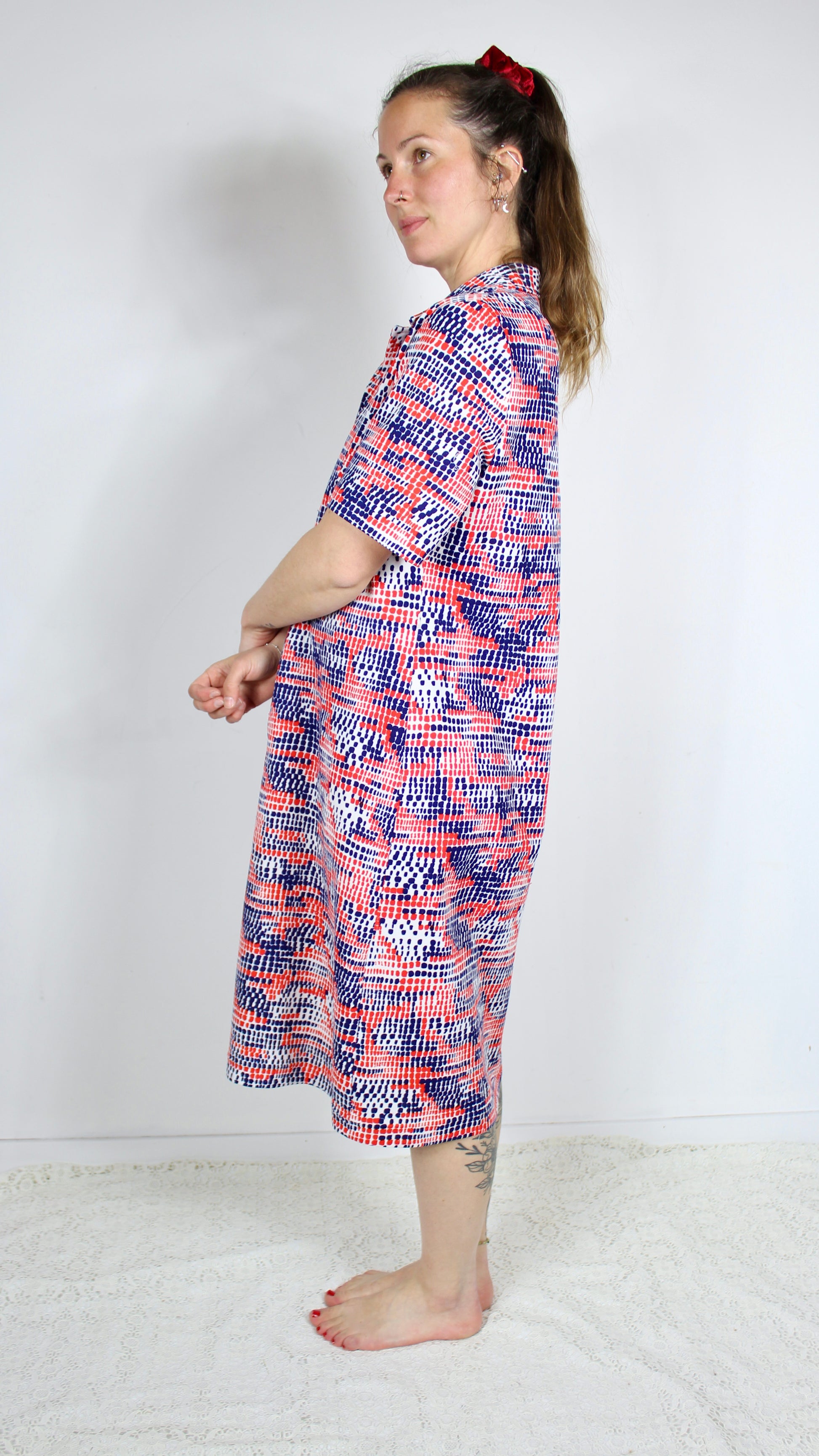 Robe mi longue vintage années 80 motifs rouge bleu manches courtes la friperie vintage 25