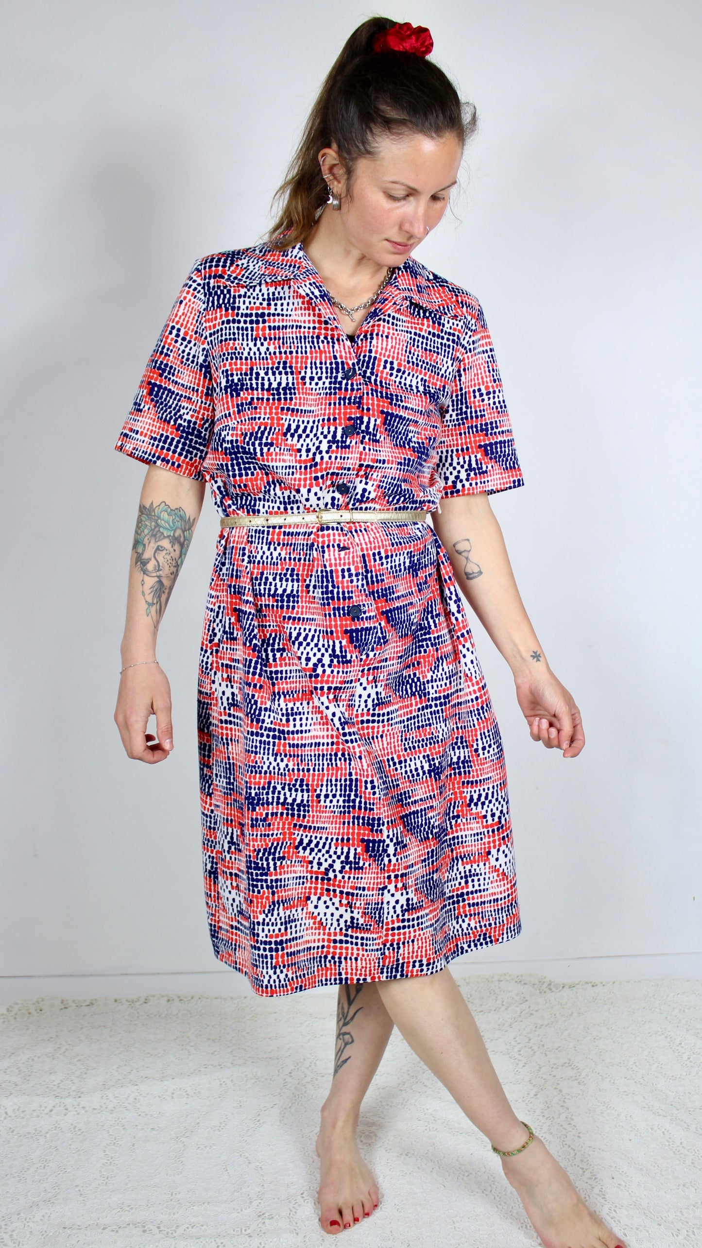 Robe mi longue vintage années 80 motifs rouge bleu manches courtes la friperie vintage 25