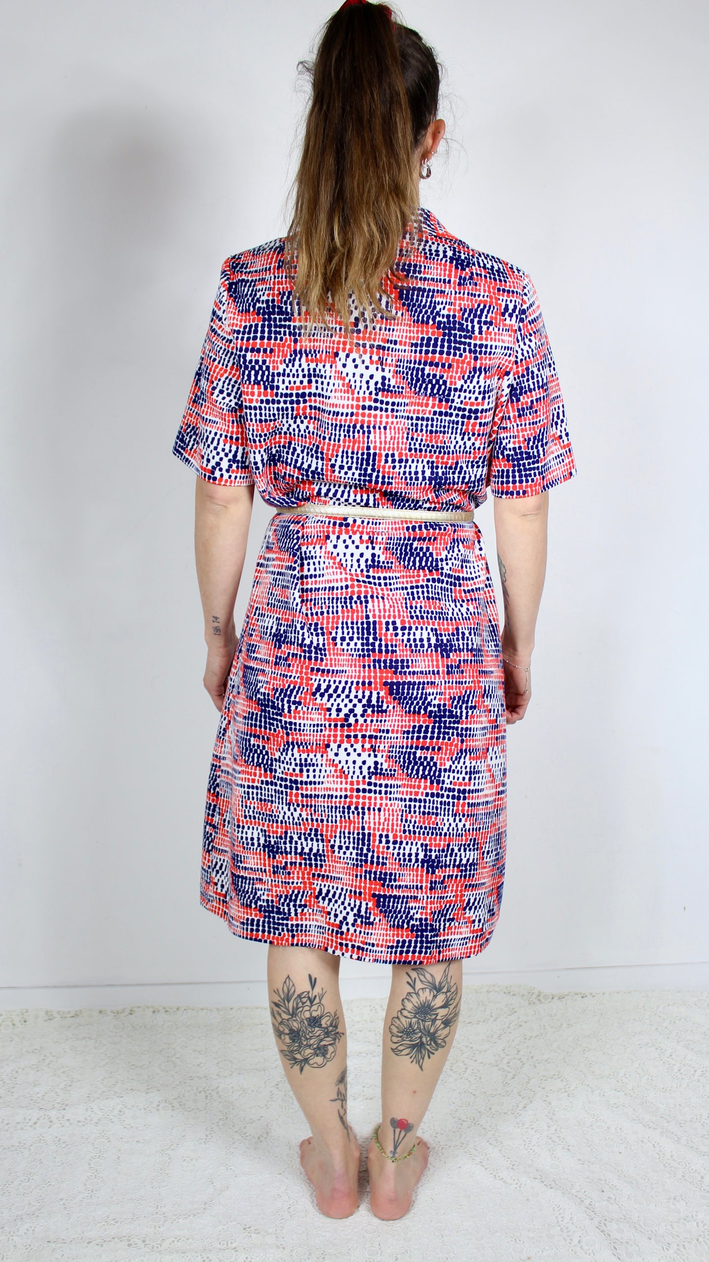 Robe mi longue vintage années 80 motifs rouge bleu manches courtes la friperie vintage 25