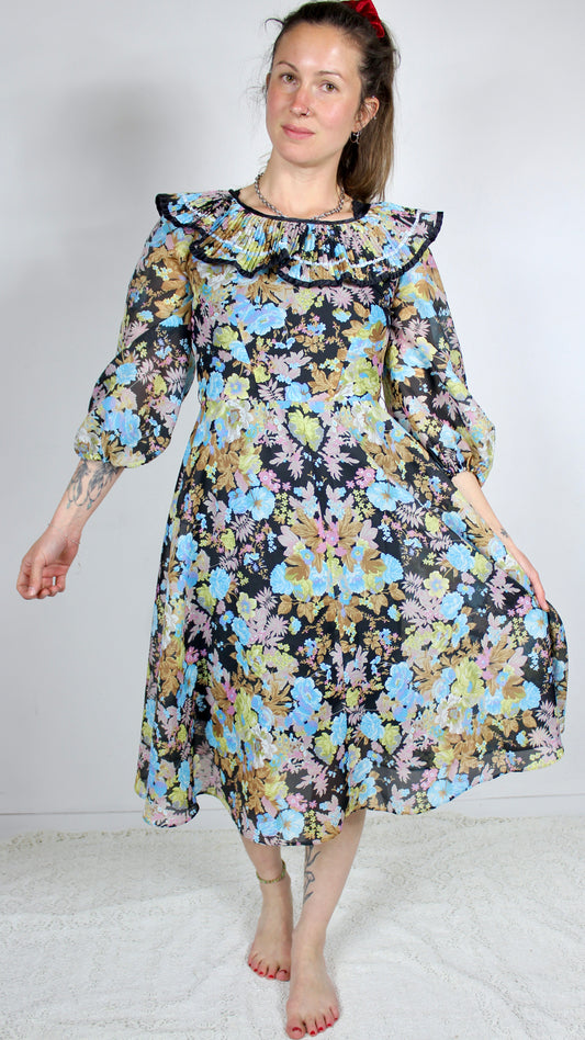 Robe vintage à colerette noire à motifs fleuris bleus