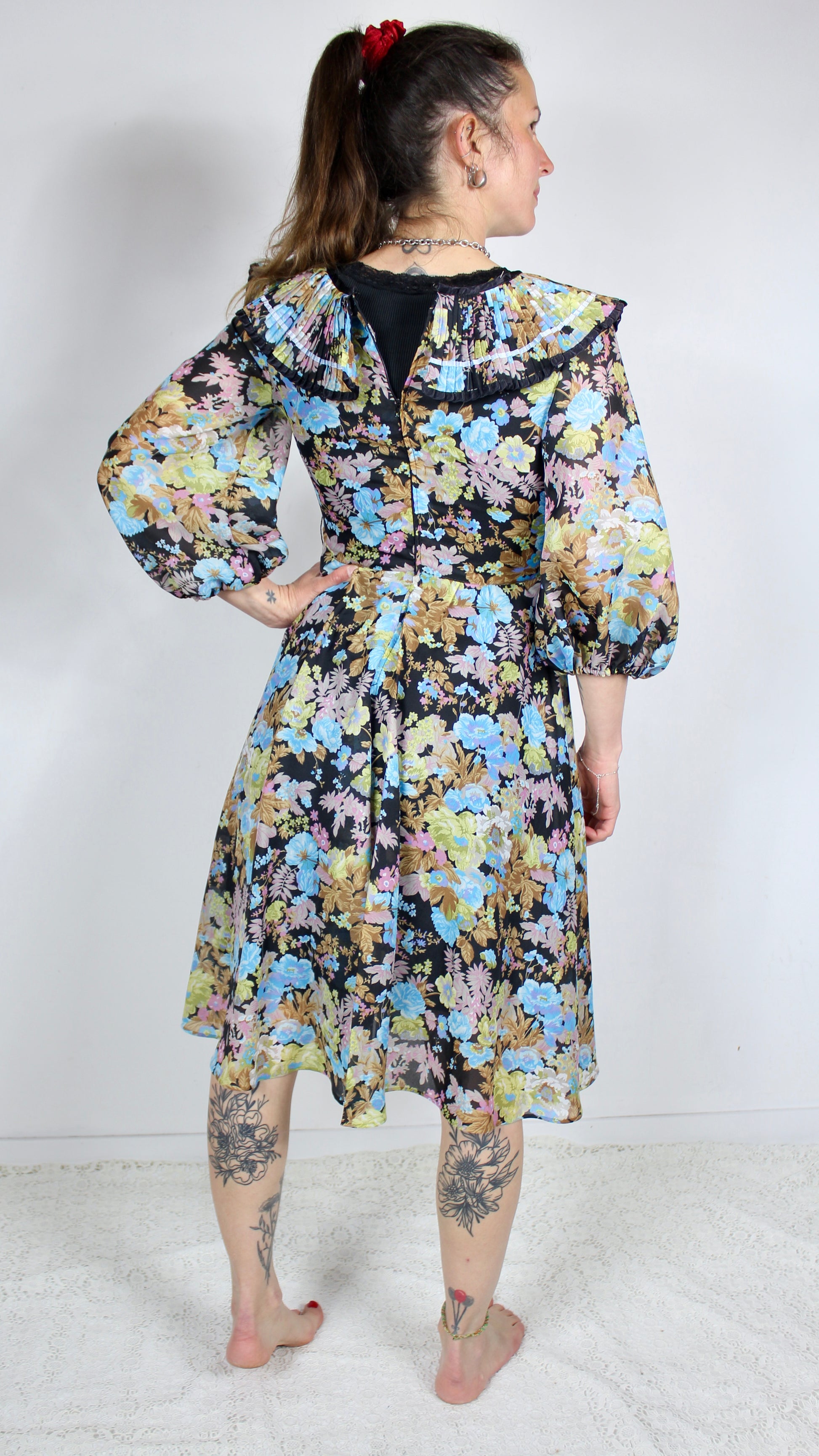 Robe vintage à colerette noire à motifs fleuris bleus la friperie vintage 25