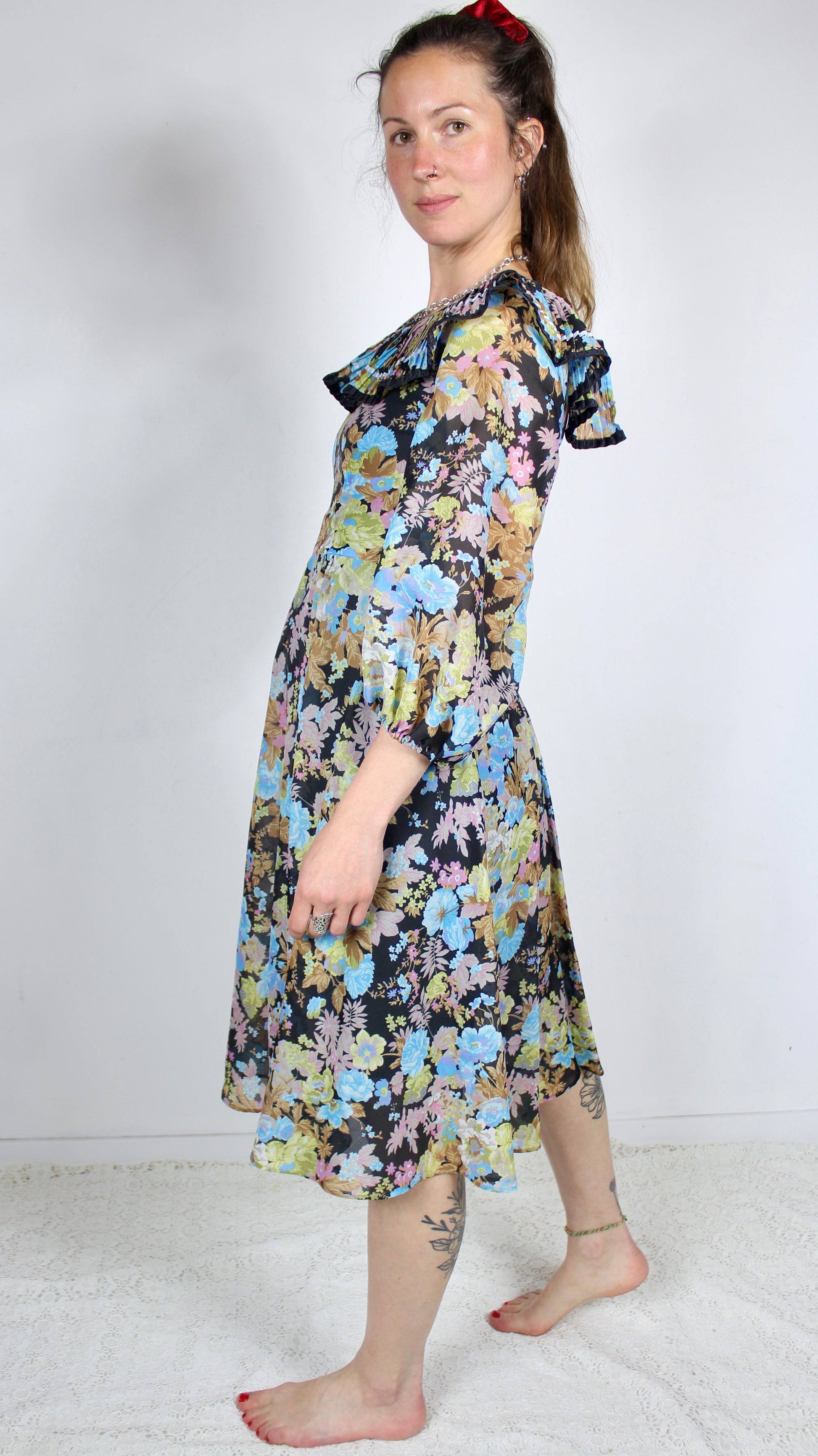 Robe vintage à colerette noire à motifs fleuris bleus la friperie vintage 25