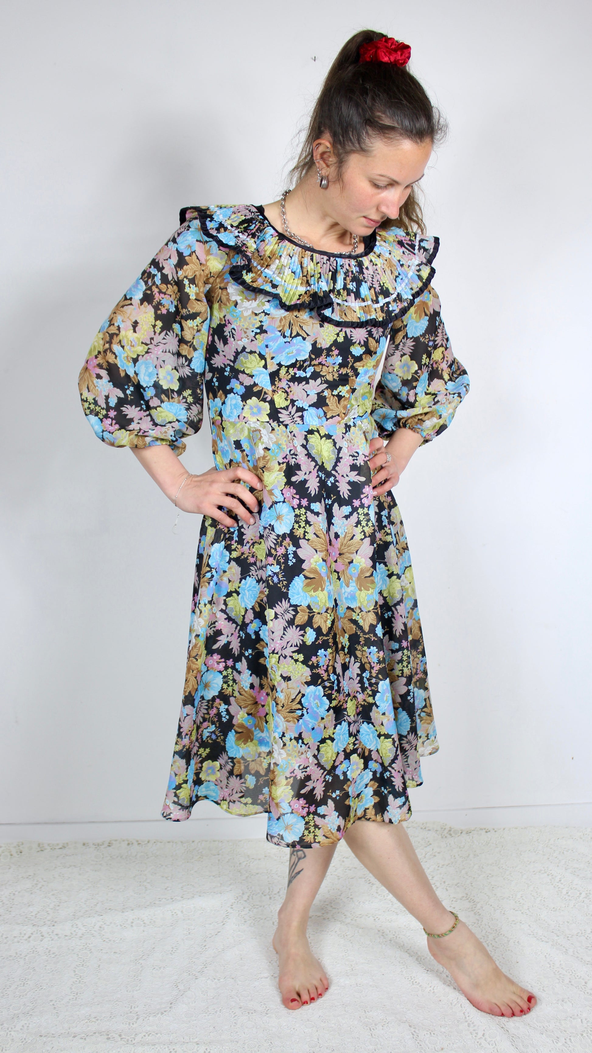 Robe vintage à colerette noire à motifs fleuris bleus la friperie vintage 25