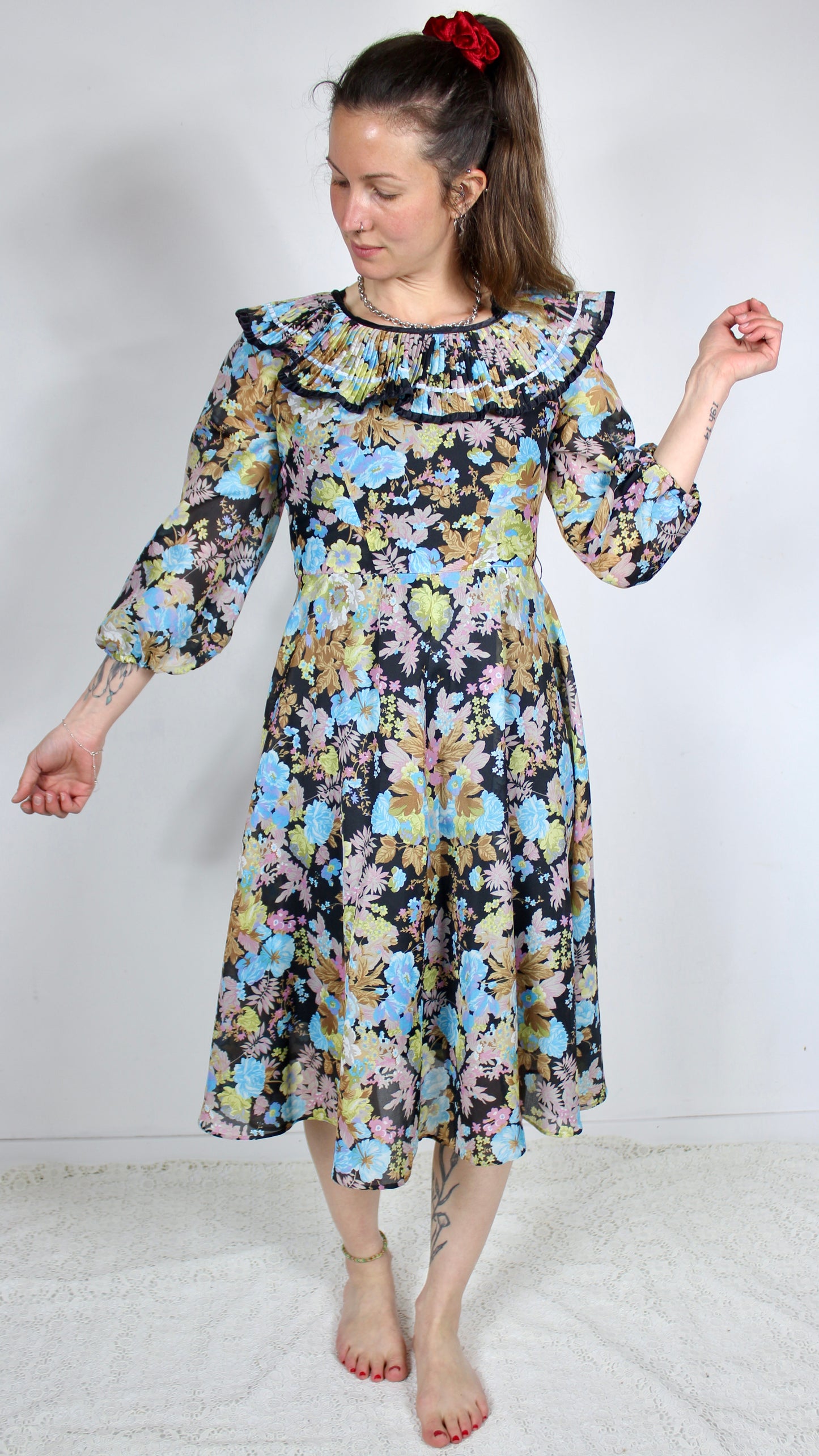 Robe vintage à colerette noire à motifs fleuris bleus la friperie vintage 25