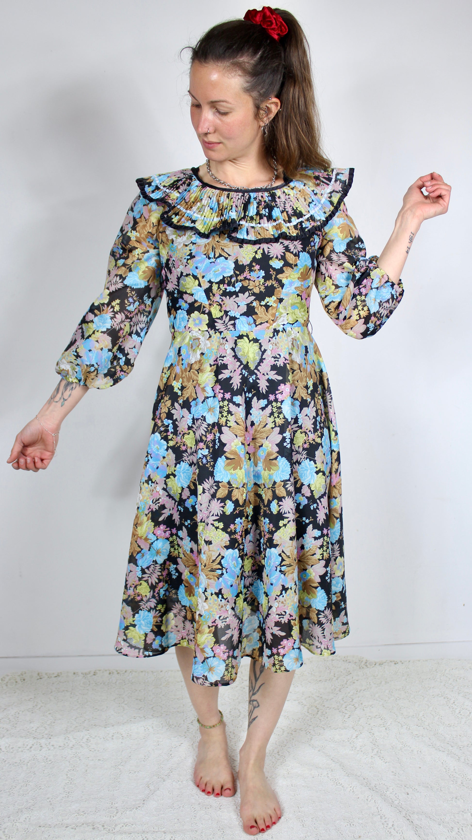Robe vintage à colerette noire à motifs fleuris bleus la friperie vintage 25