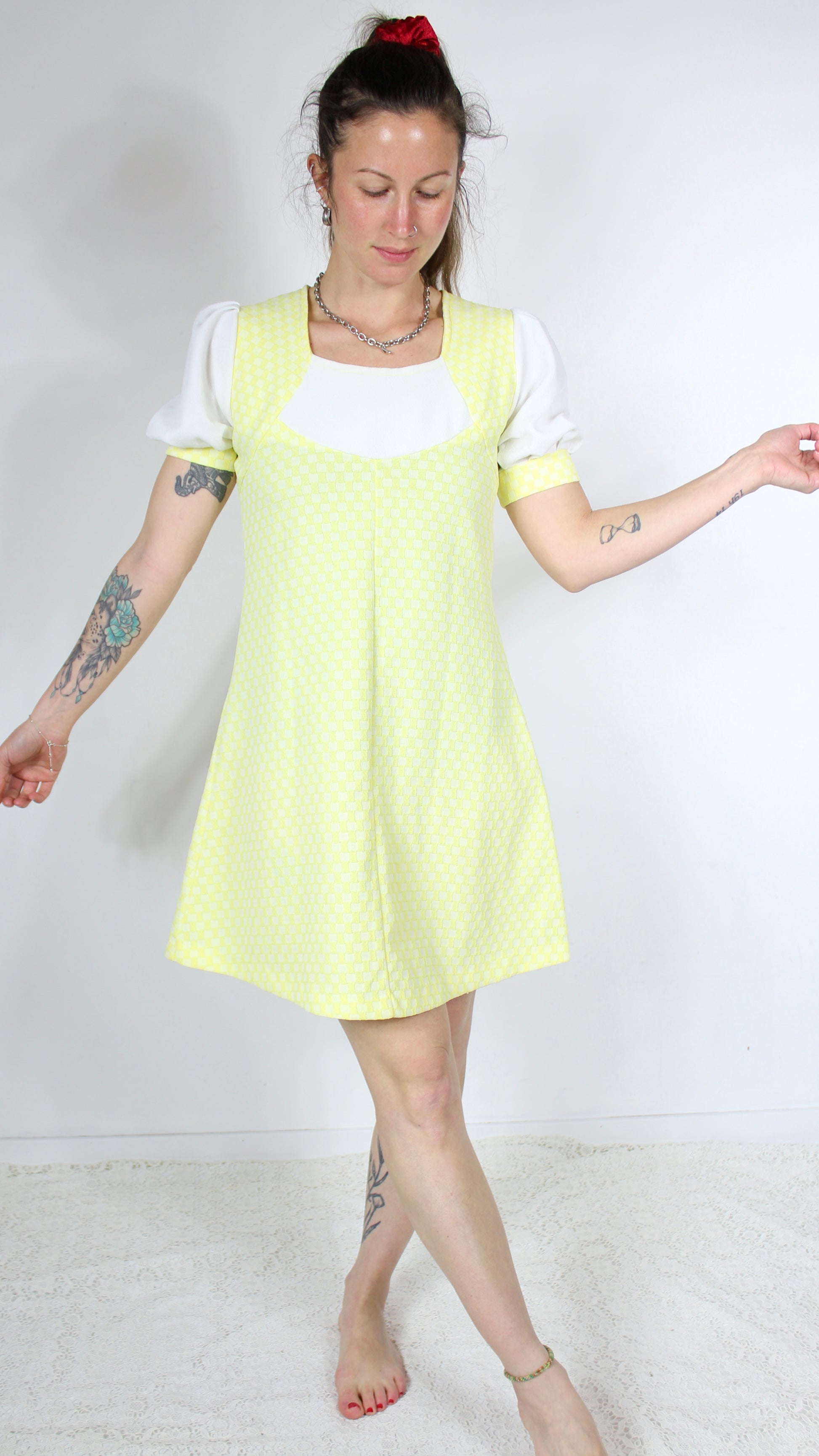 Robe vintage courte jaune pâle manches bouffantes la friperie vintage 25