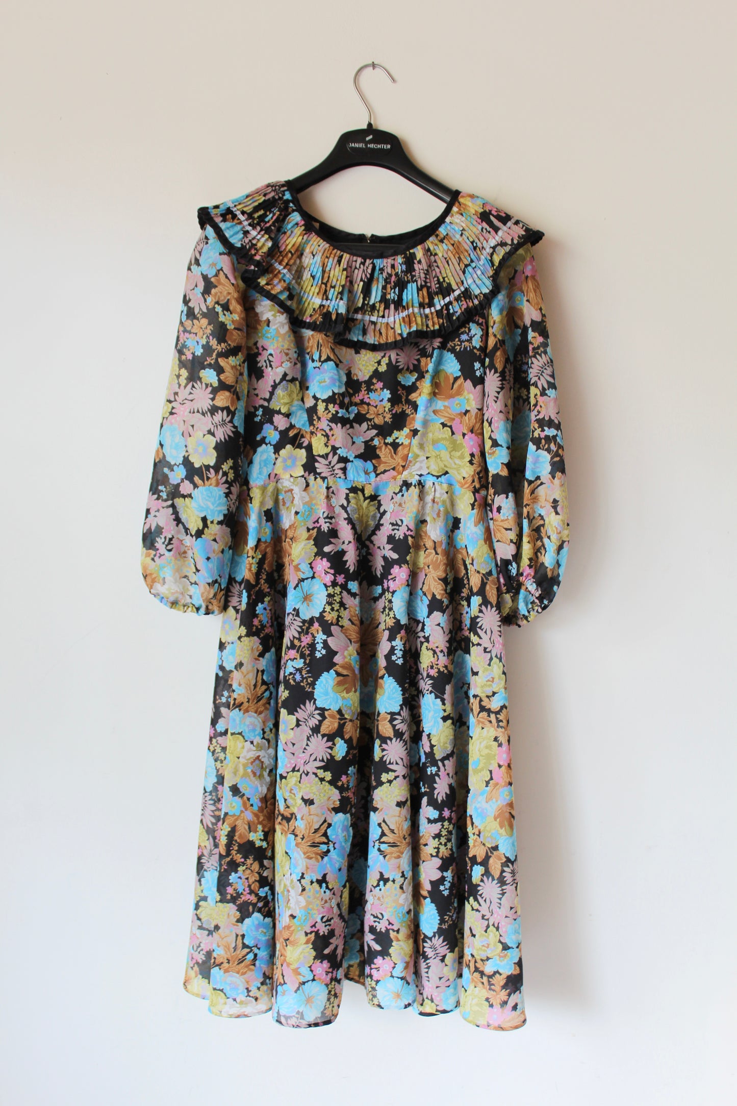 Robe vintage à colerette noire à motifs fleuris bleus la friperie vintage 25