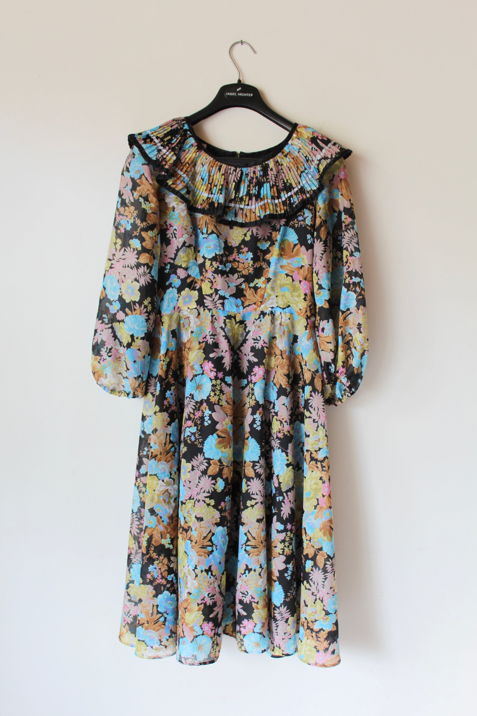 Robe vintage à colerette noire à motifs fleuris bleus la friperie vintage 25
