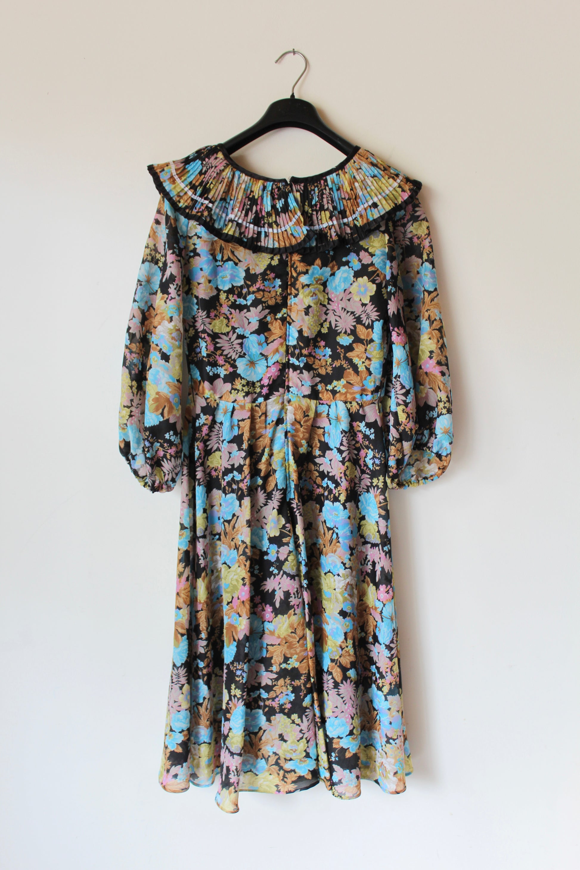 Robe vintage à colerette noire à motifs fleuris bleus la friperie vintage 25
