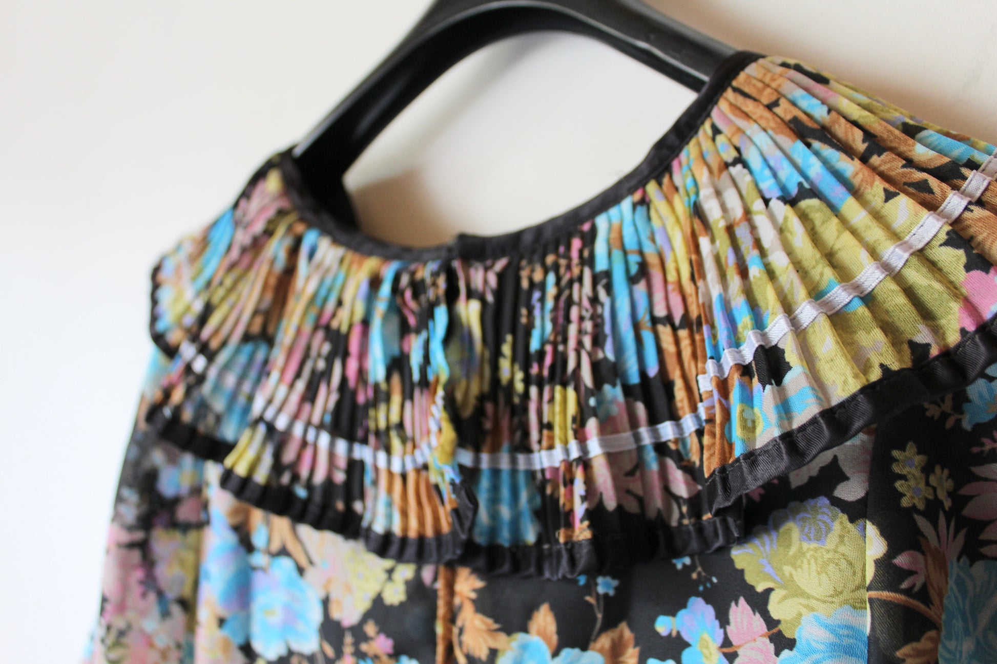 Robe vintage à colerette noire à motifs fleuris bleus la friperie vintage 25