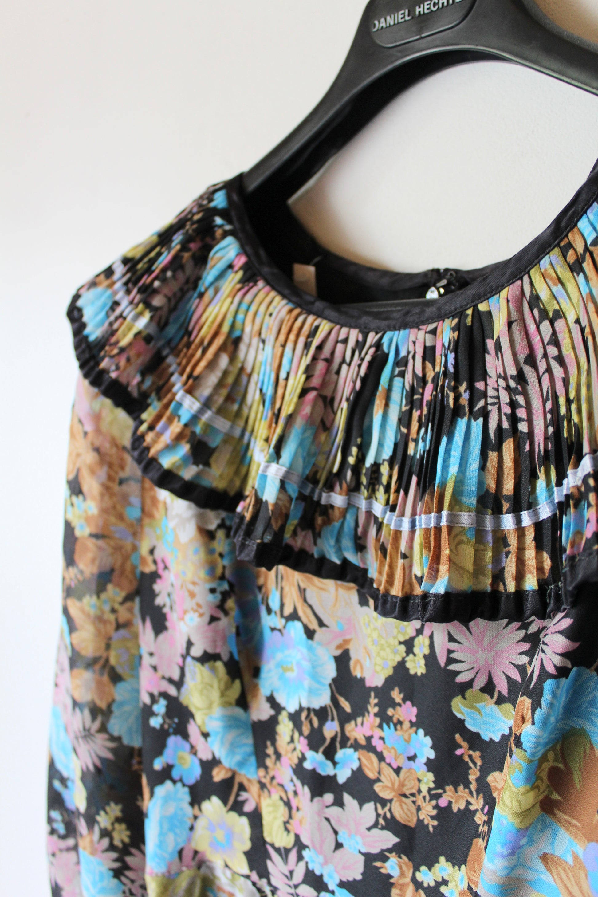 Robe vintage à colerette noire à motifs fleuris bleus la friperie vintage 25