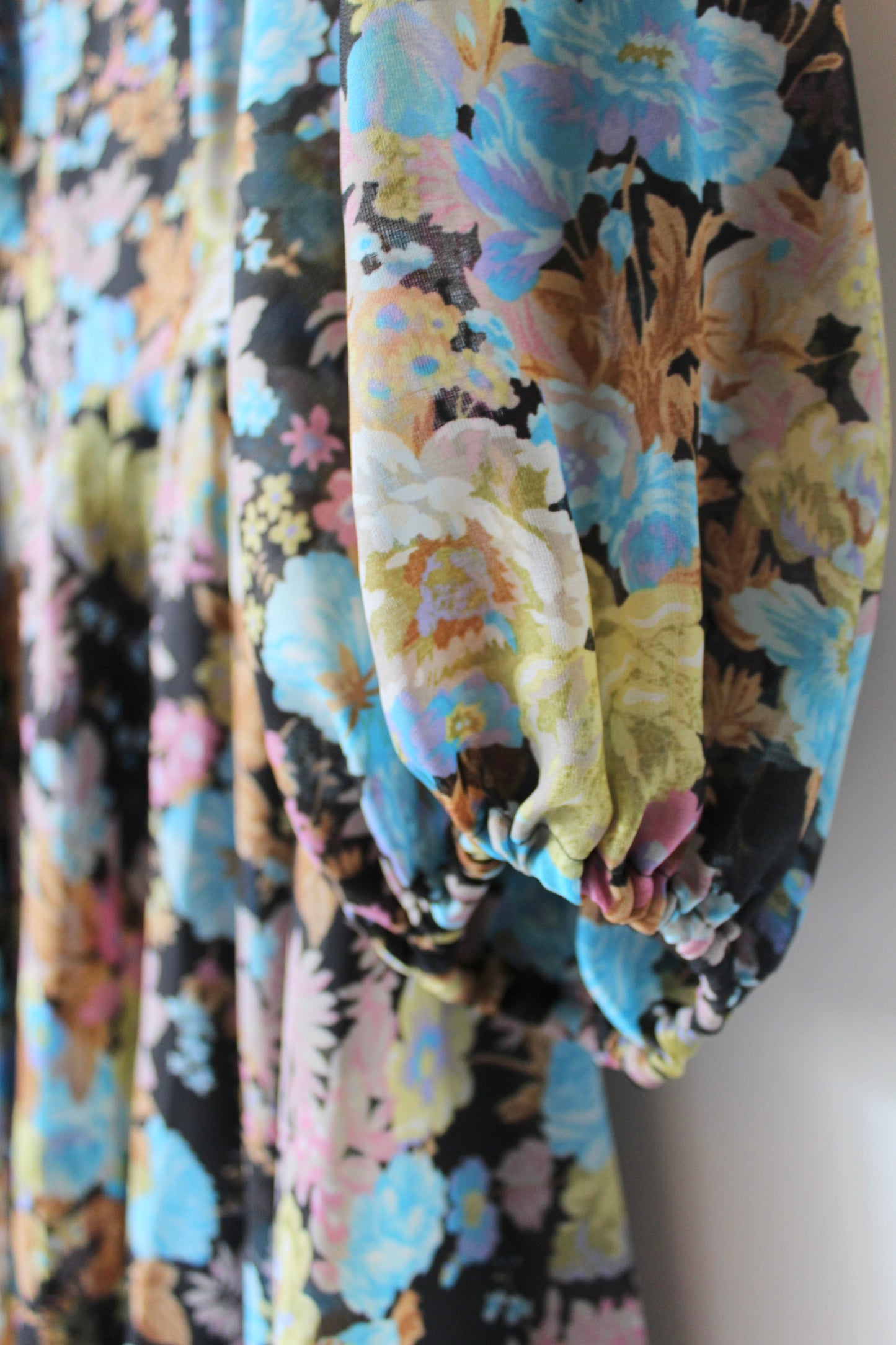 Robe vintage à colerette noire à motifs fleuris bleus la friperie vintage 25