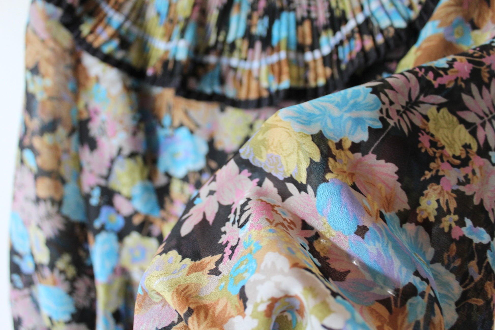 Robe vintage à colerette noire à motifs fleuris bleus la friperie vintage 25