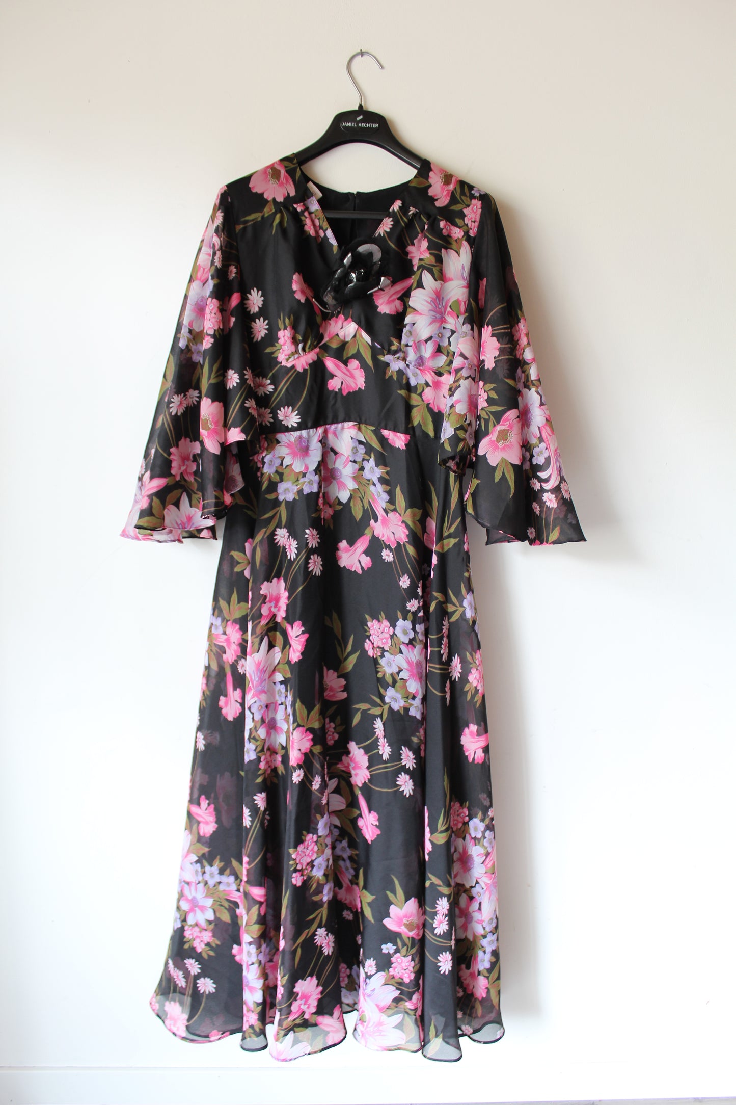 Robe longue vintage bohème ample noire à fleurs rose la friperie vintage 25