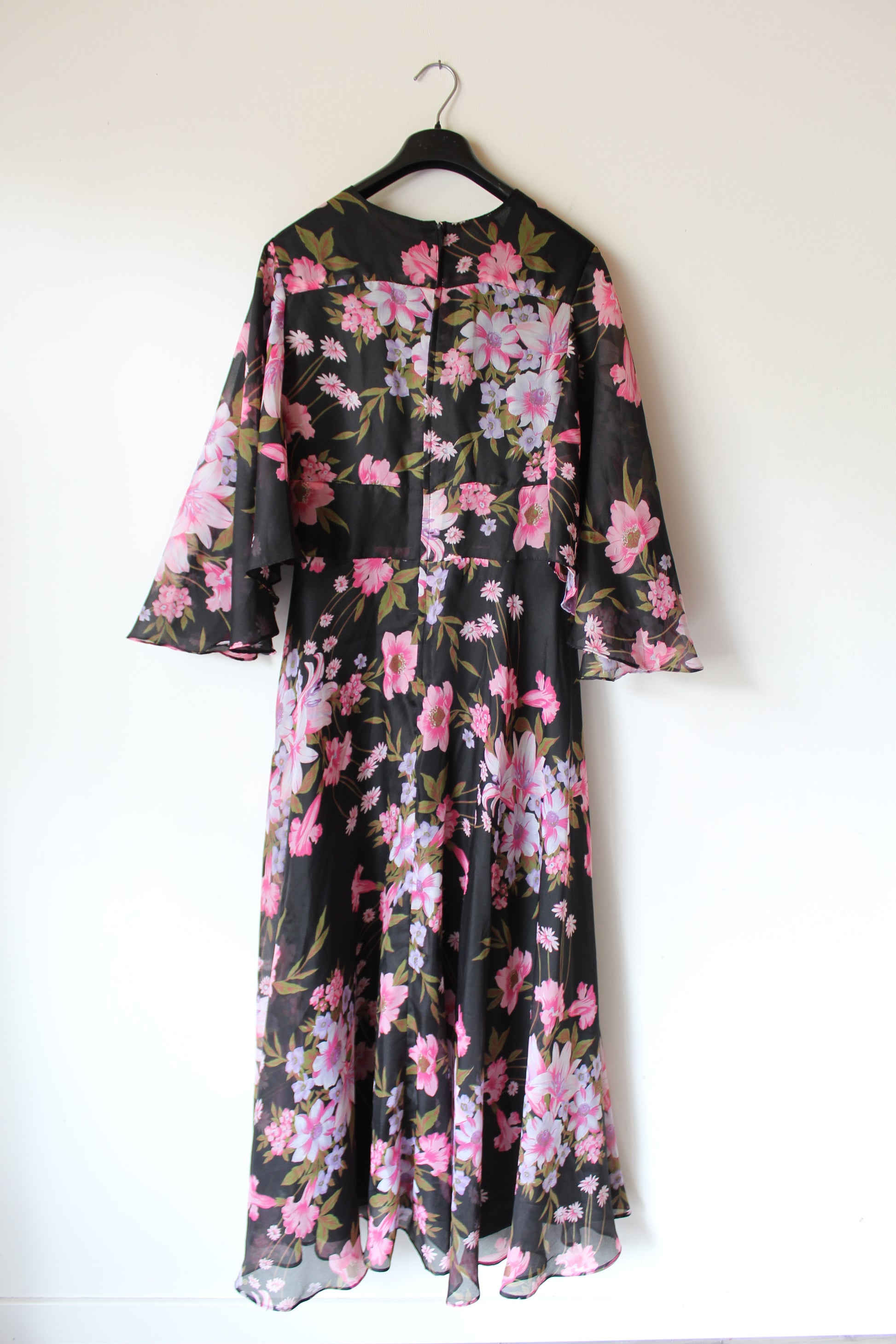 Robe longue vintage bohème ample noire à fleurs rose la friperie vintage 25