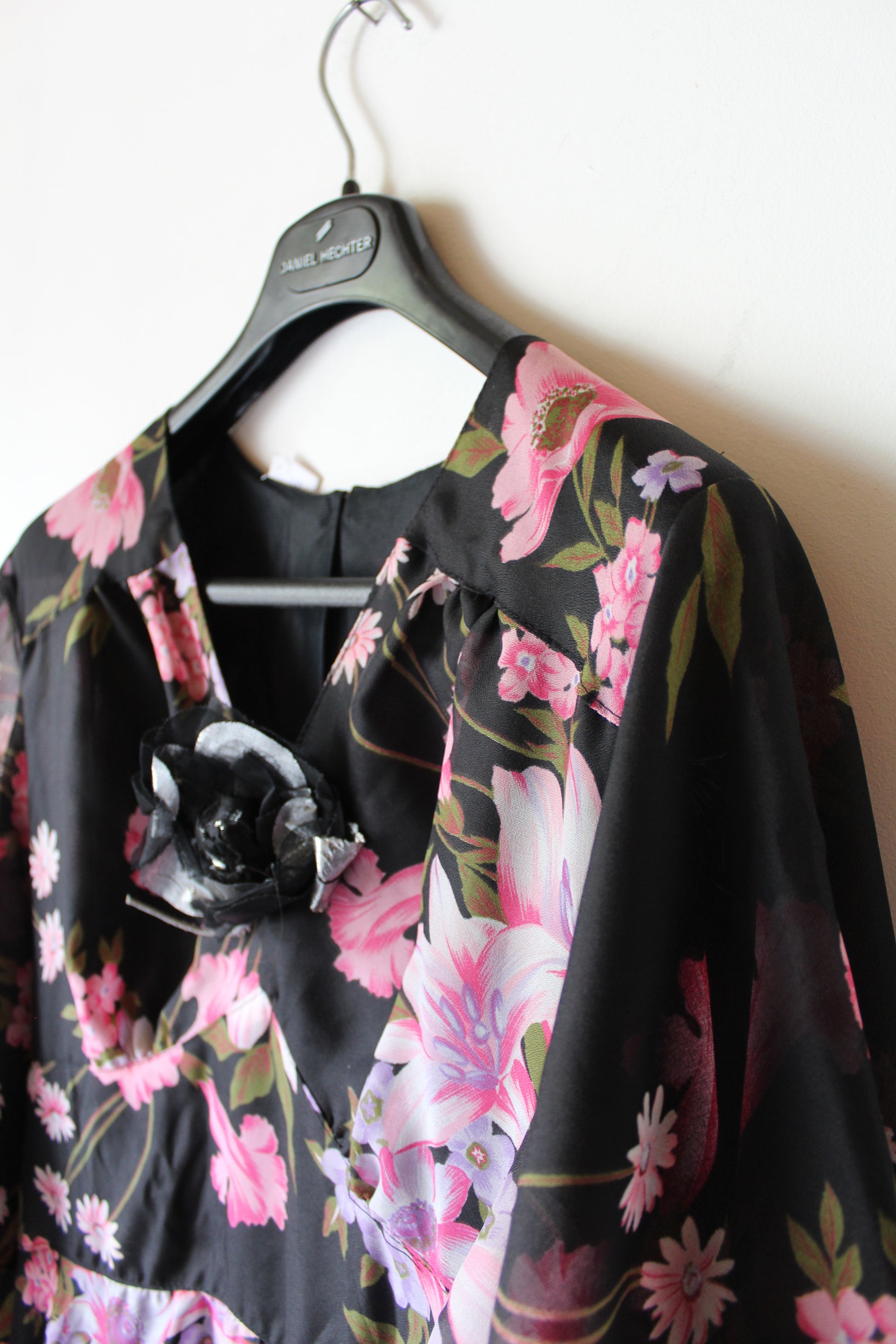 Robe longue vintage bohème ample noire à fleurs rose la friperie vintage 25