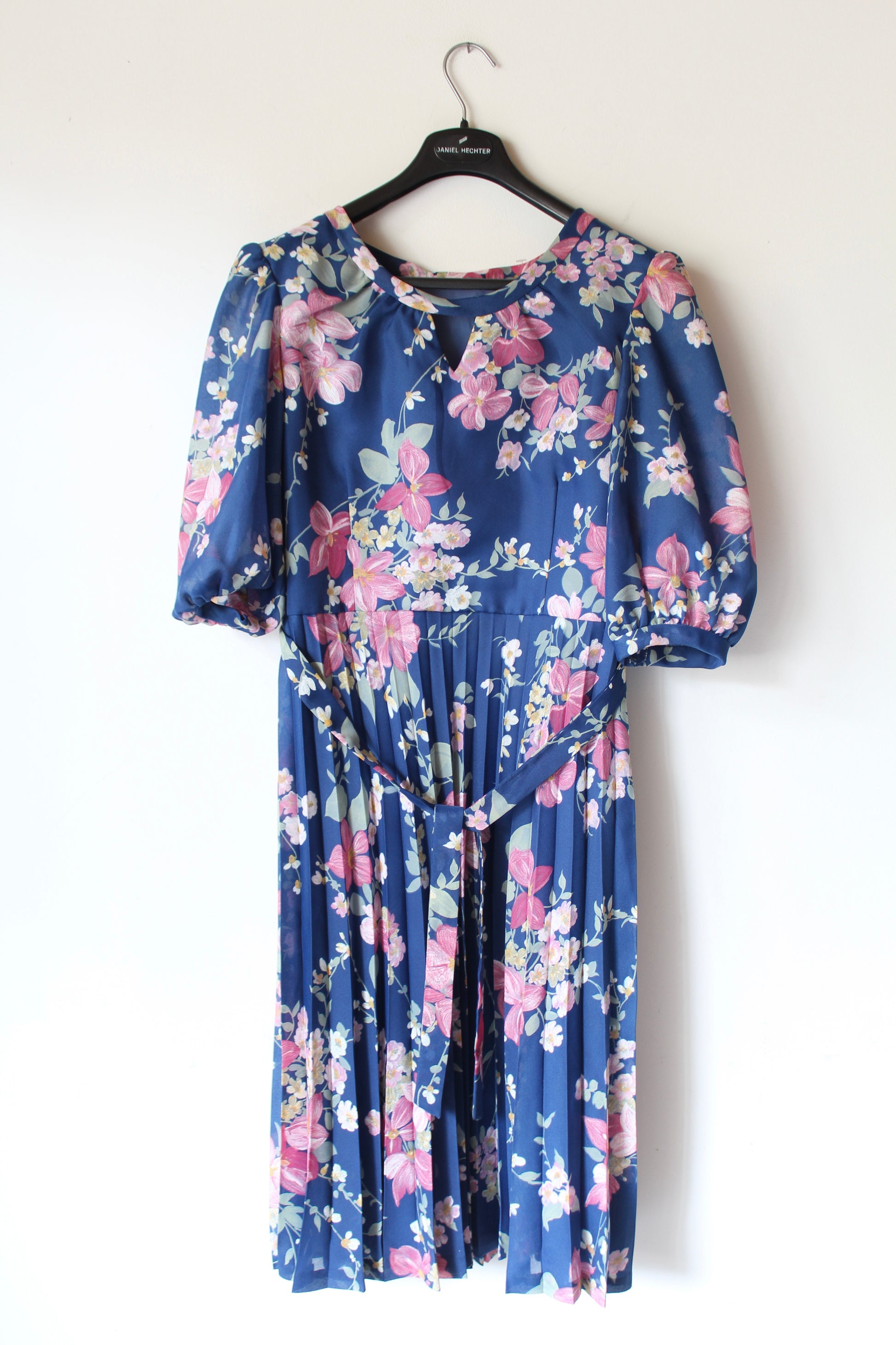 Robe vintage années 80 bleue à fleurs rose manches 3/4 la friperie vintage 25