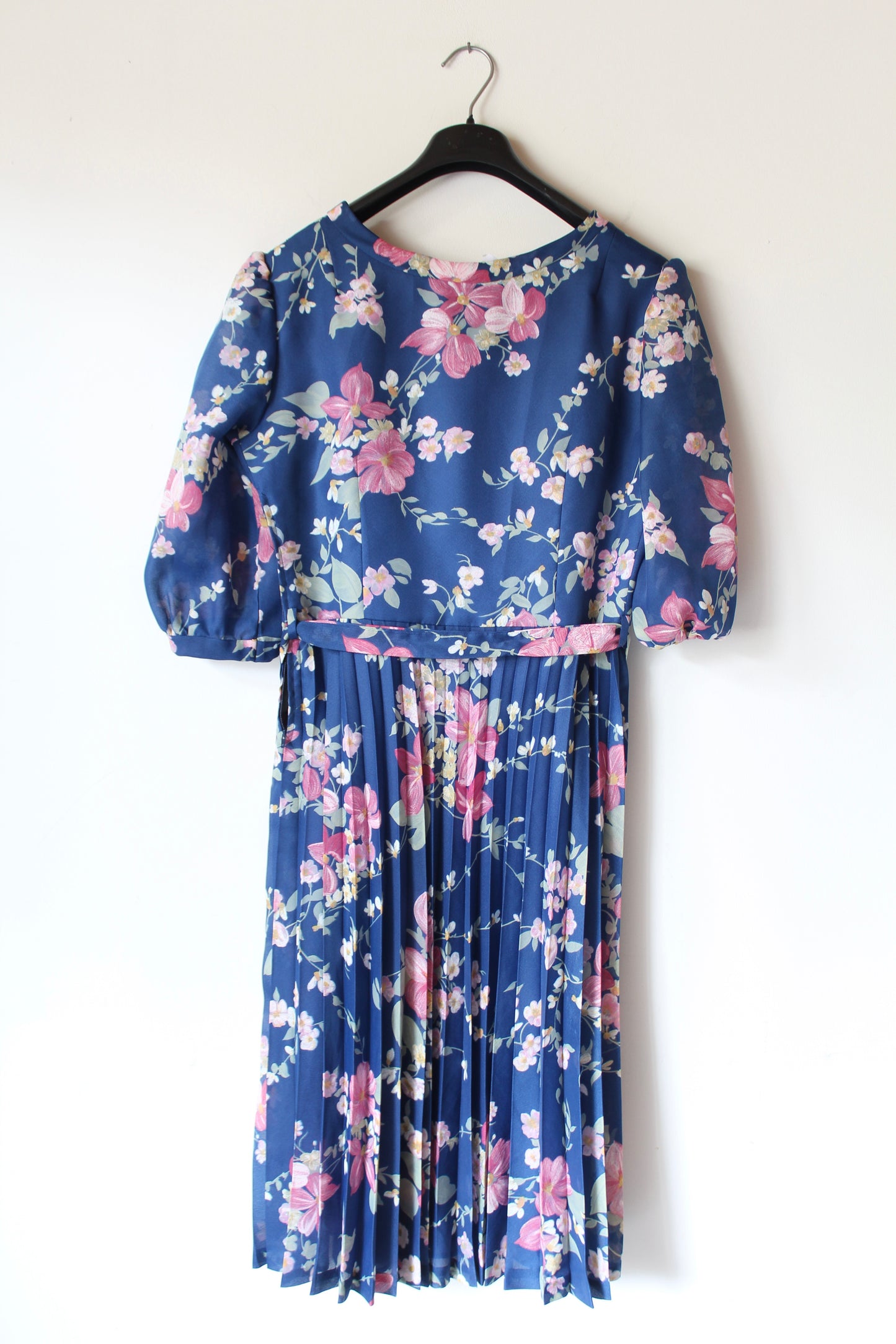Robe vintage années 80 bleue à fleurs rose manches 3/4 la friperie vintage 25