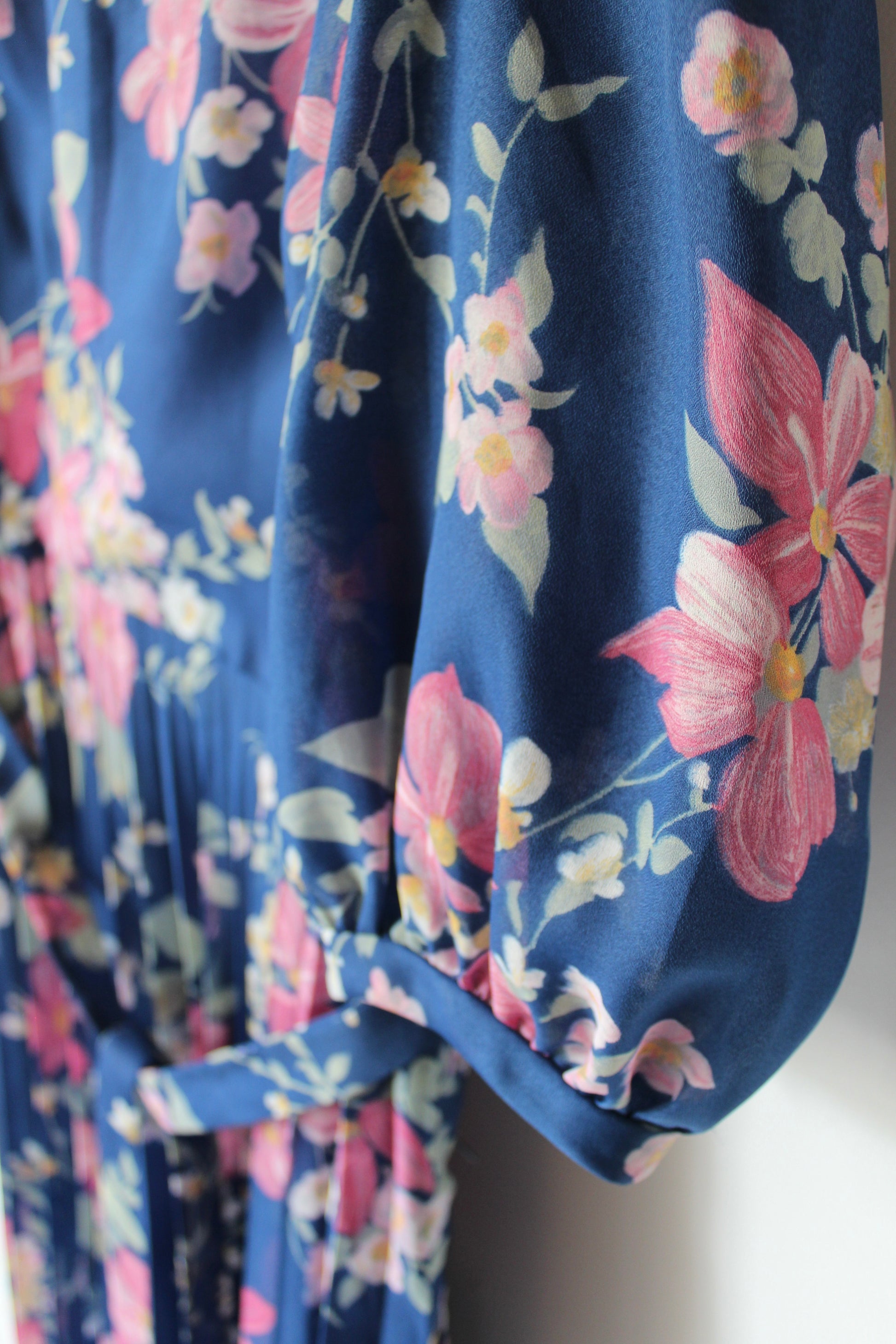 Robe vintage années 80 bleue à fleurs rose manches 3/4 la friperie vintage 25