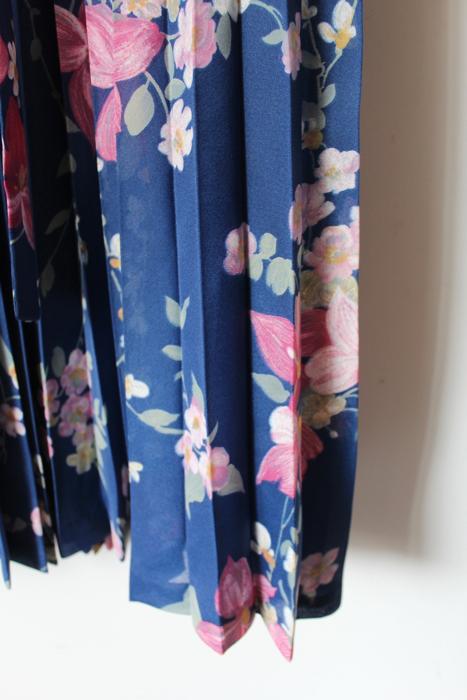 Robe vintage années 80 bleue à fleurs rose manches 3/4 la friperie vintage 25