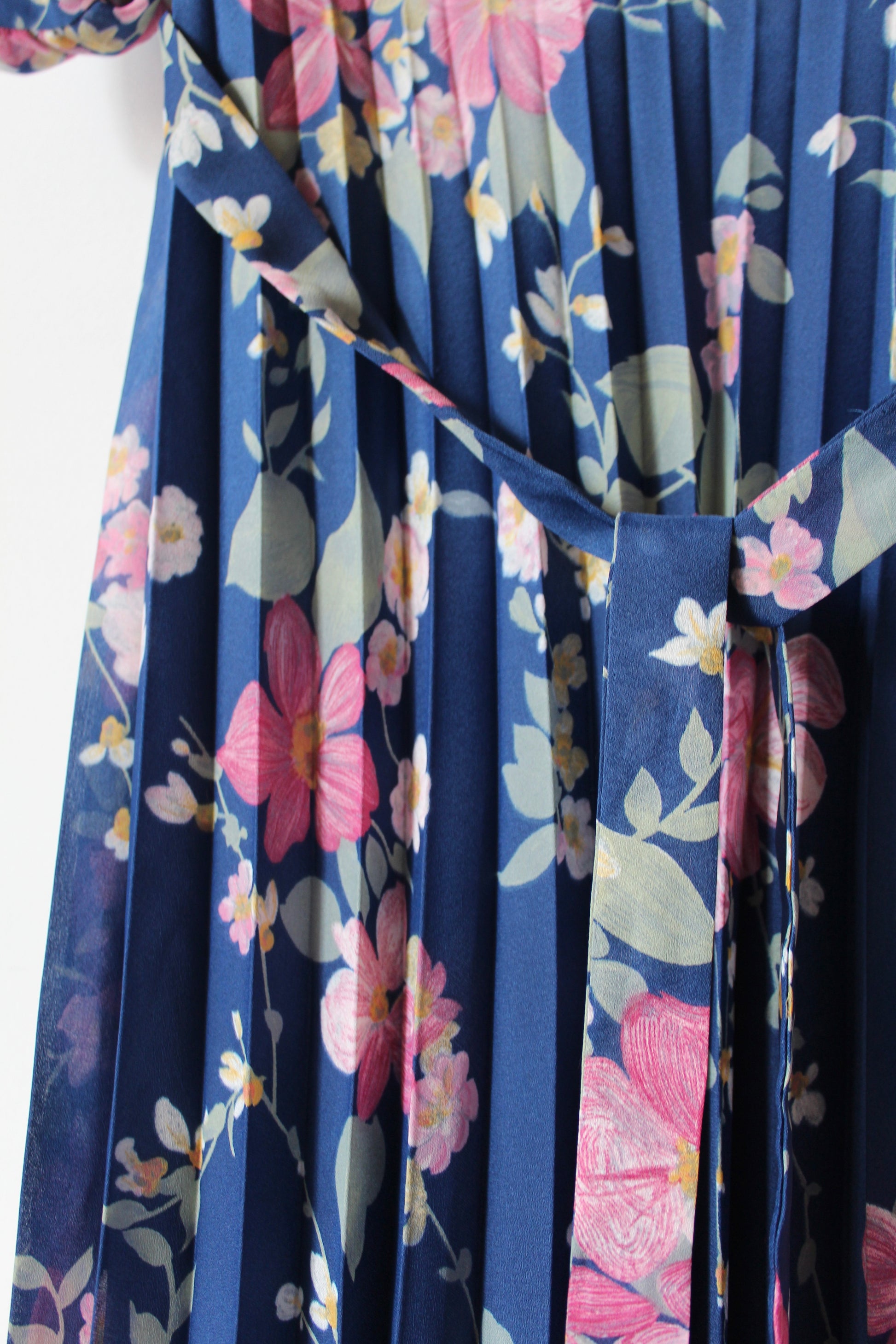 Robe vintage années 80 bleue à fleurs rose manches 3/4 la friperie vintage 25