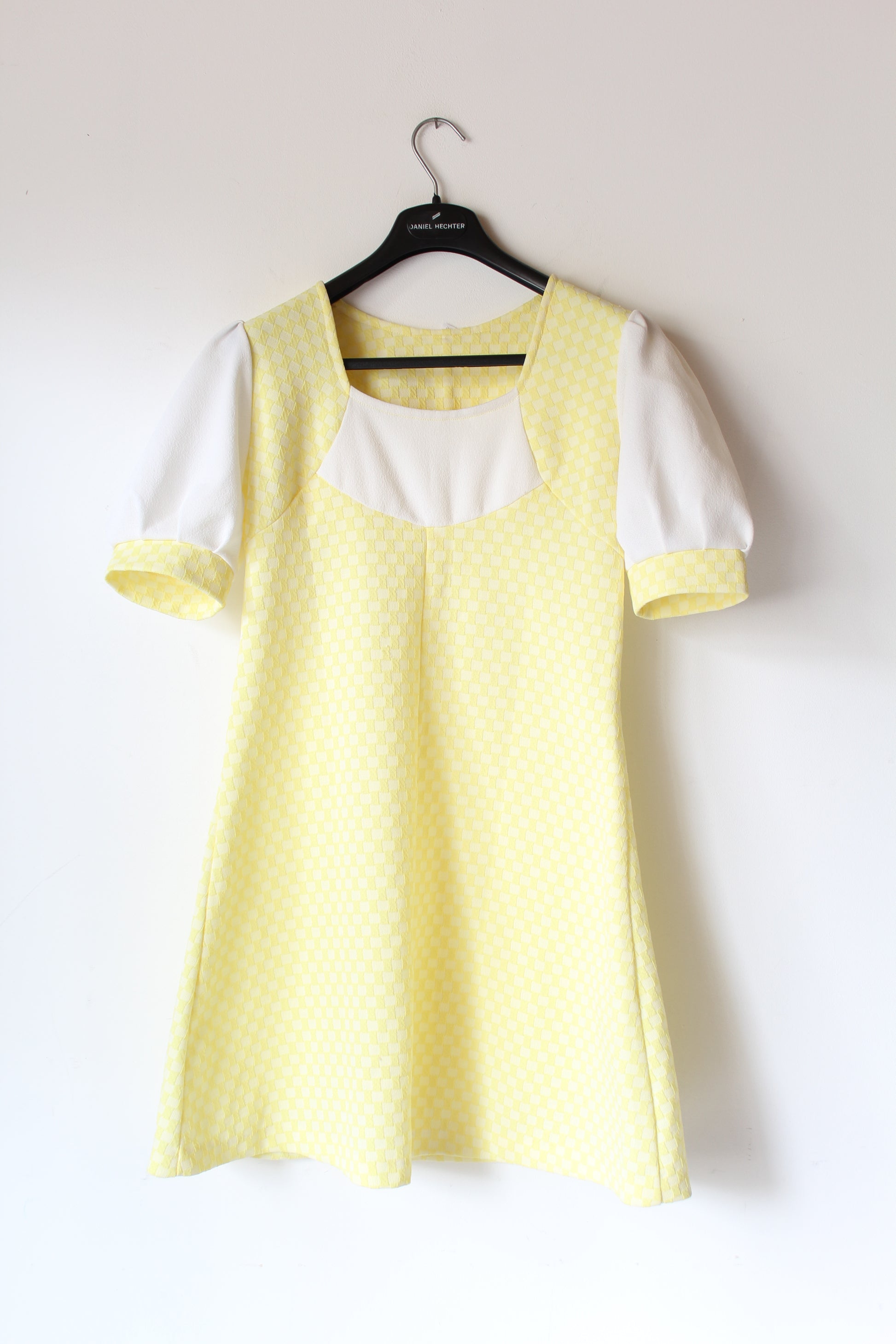 Robe vintage courte jaune pâle manches bouffantes la friperie vintage 25