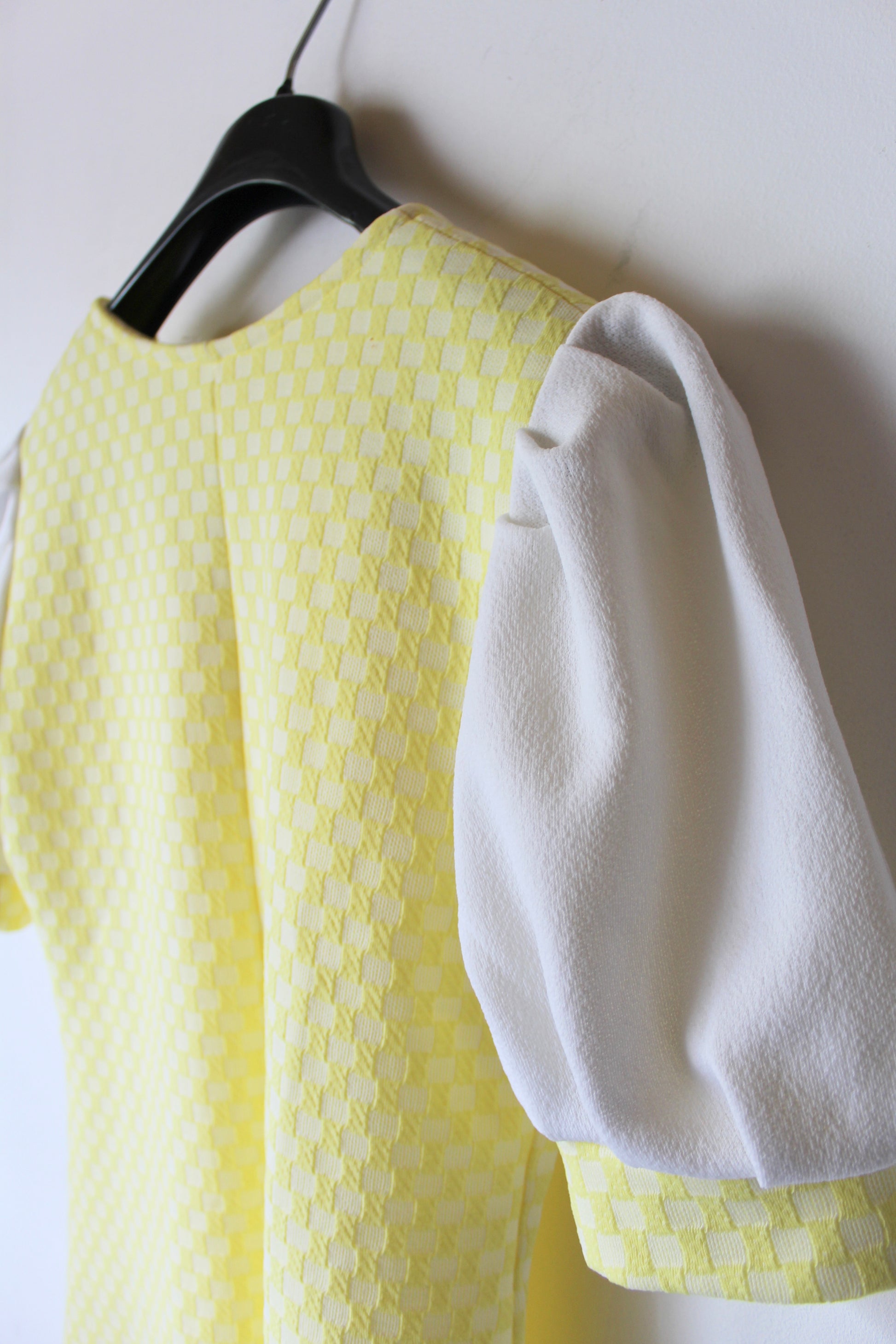 Robe vintage courte jaune pâle manches bouffantes la friperie vintage 25