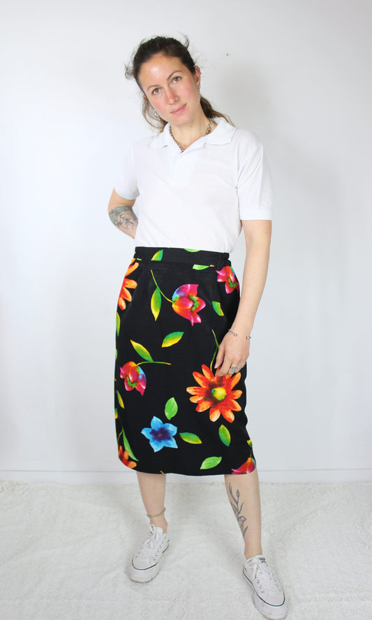 Jupe mi longue vintage noire motifs fleurs rouGe vert la friperie vintage 25