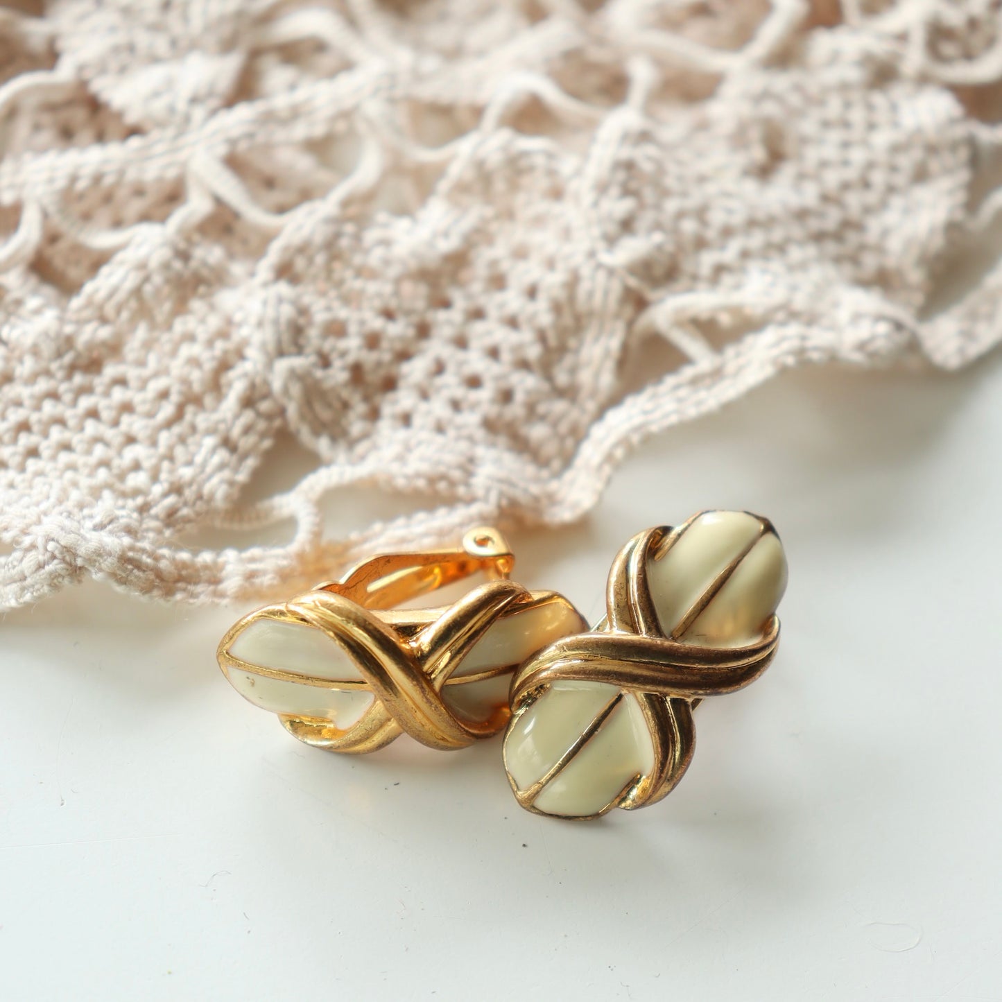 Boucles d'oreille à clips vintage blanches et or la friperie vintage 25