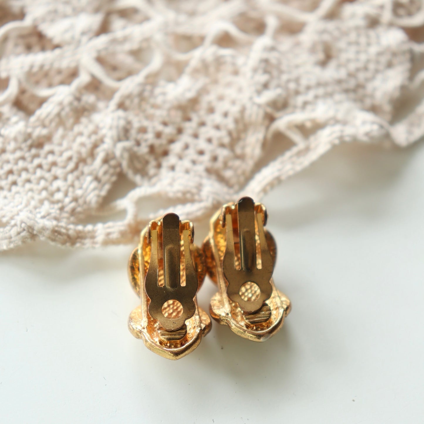 Boucles d'oreille à clips vintage blanches et or la friperie vintage 25