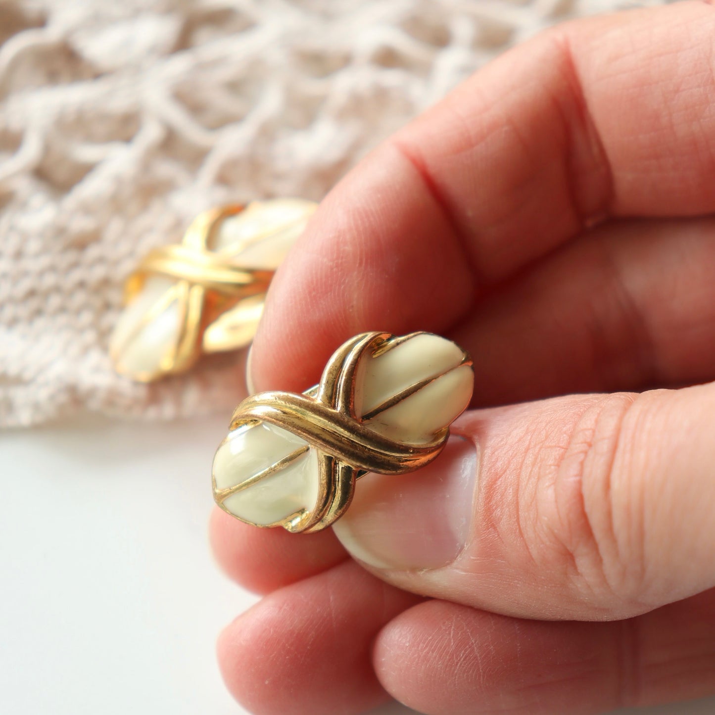 Boucles d'oreille à clips vintage blanches et or la friperie vintage 25