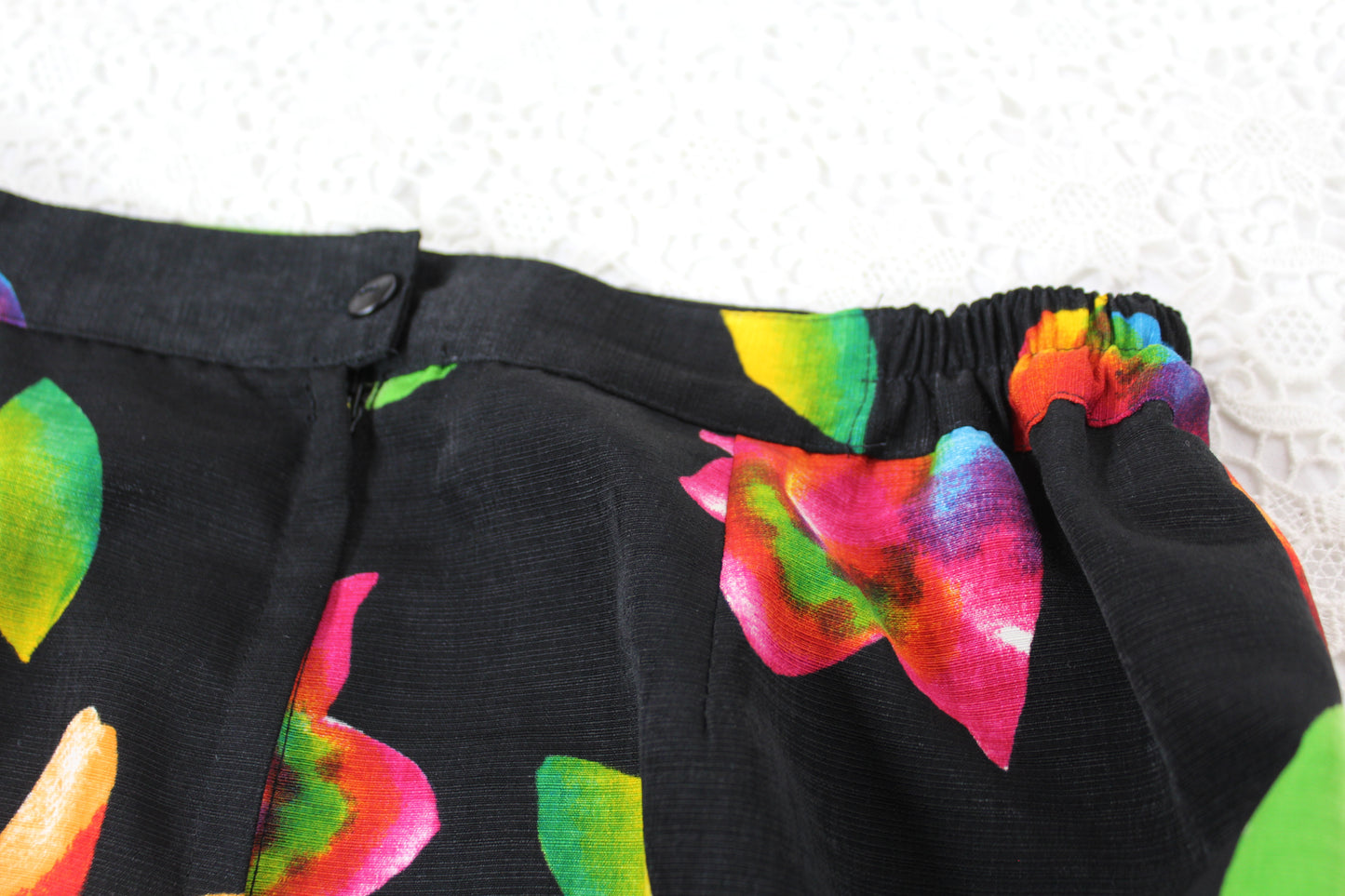 Jupe mi longue vintage noire motifs fleurs rouGe vert la friperie vintage 25