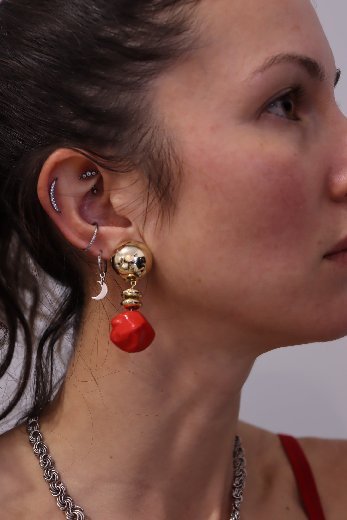 Boucles d'oreille vintage à clips pendantes rouge et or la friperie vintage 25