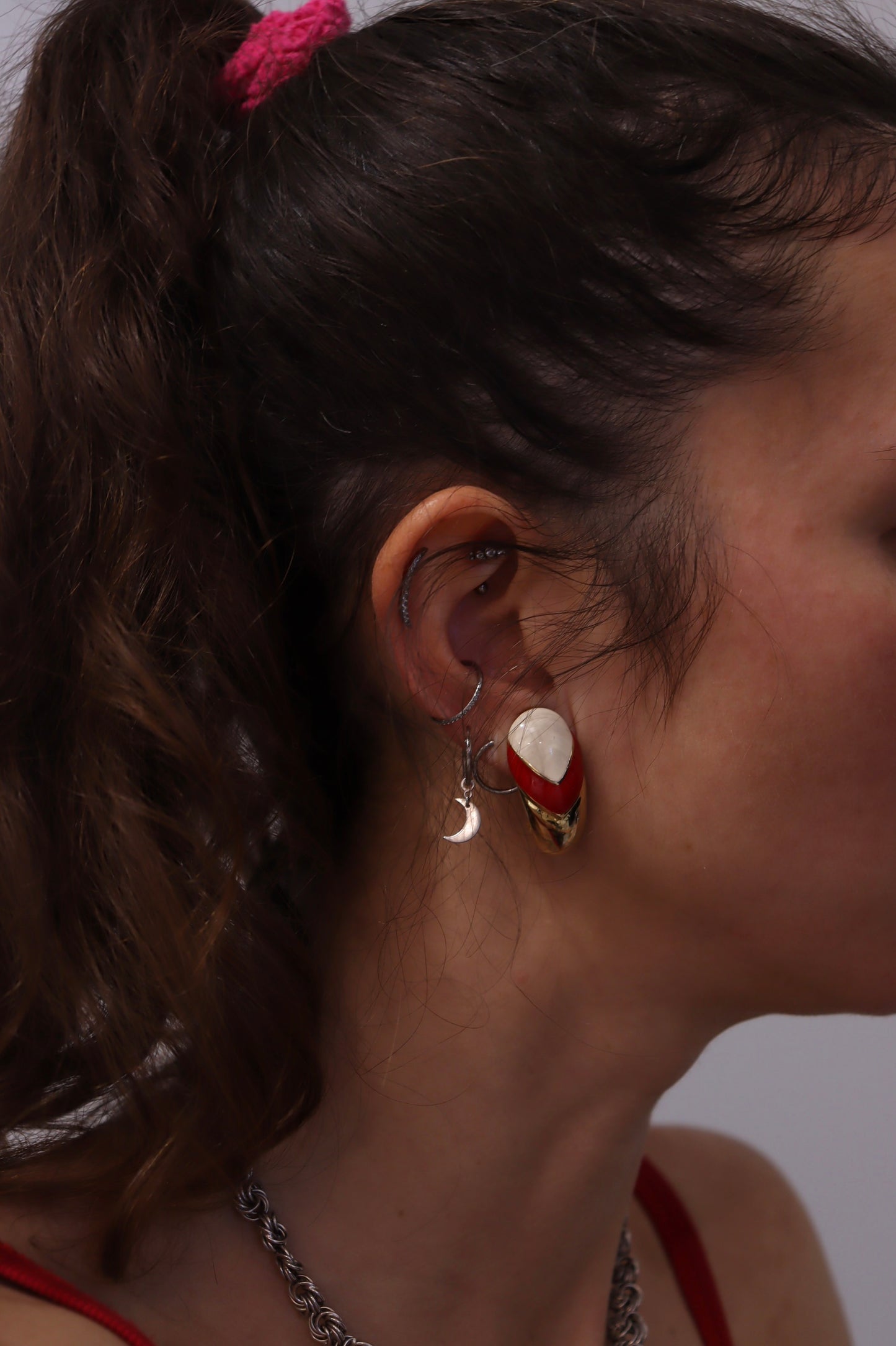 Boucles d'oreille à clips vintage pétale émaillée rouge blanc la friperie vintage 25