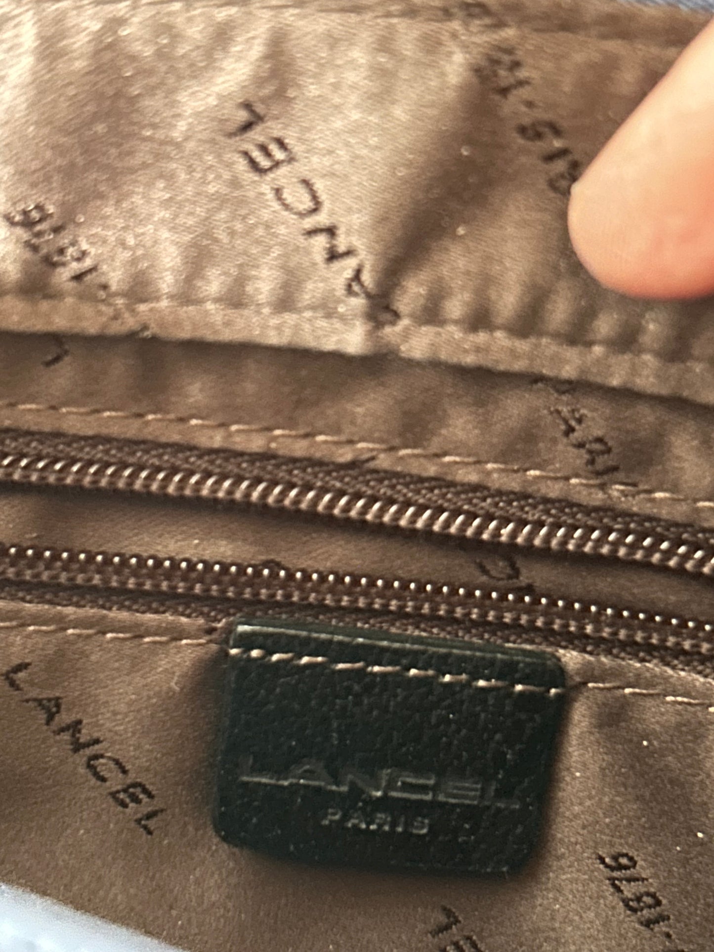 Sac à main Lancel cuir noir toile bleu la friperie vintage 25