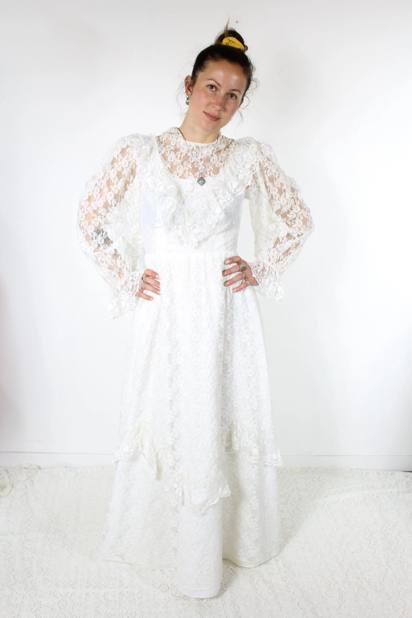 Robe de mariée vintage dentelle blanche manches bouffantes France la friperie vintage 25