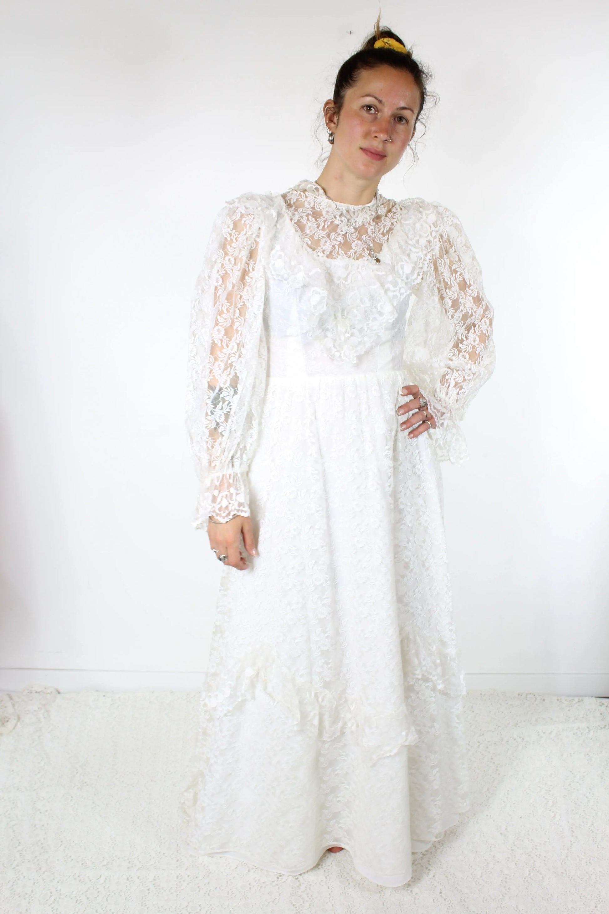 Robe de mariée vintage dentelle blanche manches bouffantes France la friperie vintage 25