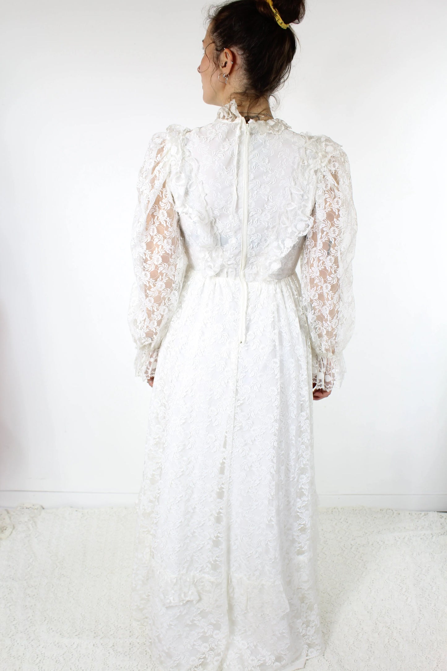 Robe de mariée vintage dentelle blanche manches bouffantes France la friperie vintage 25