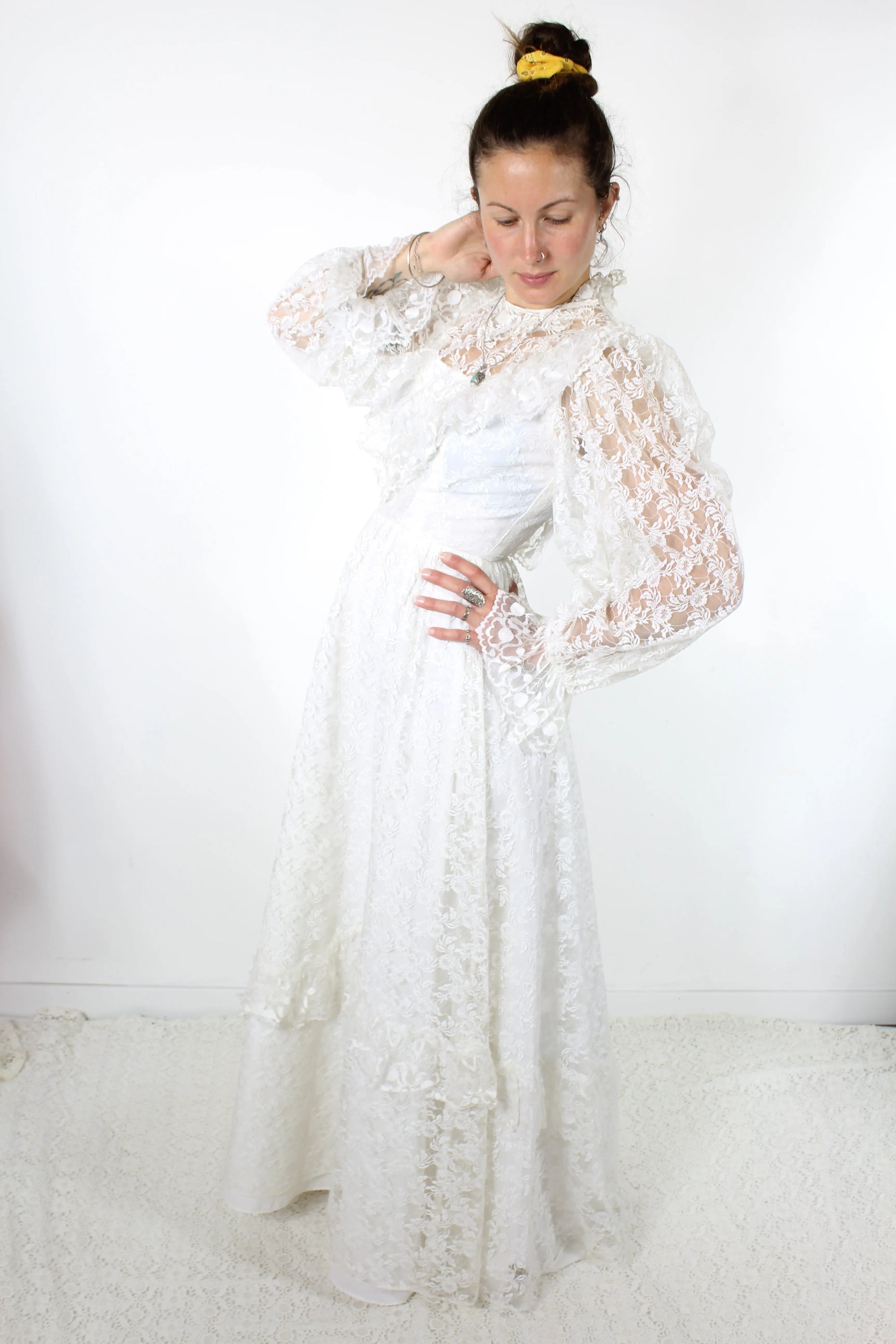 Robe de mariée vintage dentelle blanche manches bouffantes France la friperie vintage 25